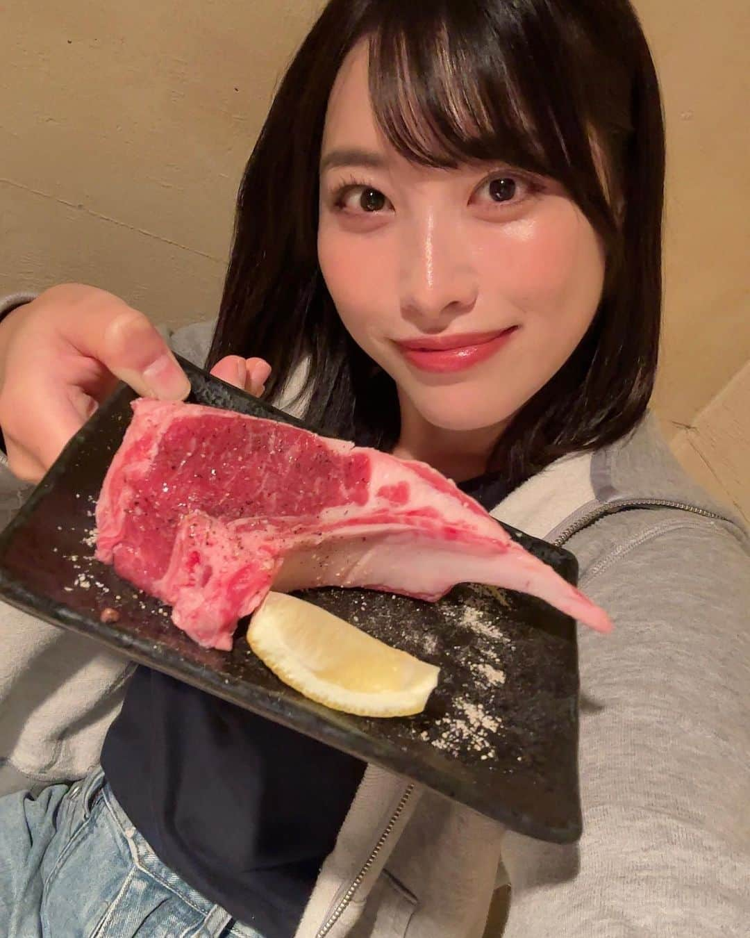 春原未来さんのインスタグラム写真 - (春原未来Instagram)「ひとりでジンギスカン食べに目黒川沿いの  PR @nakameguro_hitsuji にきた🐑🔥  私は羊の匂い強いものも大好きなんだけど,こちらのは癖がないから誰でも美味しく食べられる！  ラムチョップの脂身が美味しかった～🤤  提供も早いし,サクッとたんぱく質摂取できた！🙆🏻‍♀️  お肉追加2皿くらいしちゃいそうな勢いだけど🤣 おうちに帰ってスノトークやる！！  若い人たちいっぱいで活気があったなー！ 勝手にパワーいただきました。笑  #中目黒グルメ #中目黒ディナー #中目黒デート #中目黒ひつじ #中目黒女子会 #代官山グルメ #代官山デート #代官山ディナー #目黒川沿い #トレーニー飯 #ジンギスカン #ラムチョップ #中目黒駅から徒歩5分 #サクッとご飯 #黒烏龍茶 #健康的な食事」10月23日 20時16分 - sunohara_miki