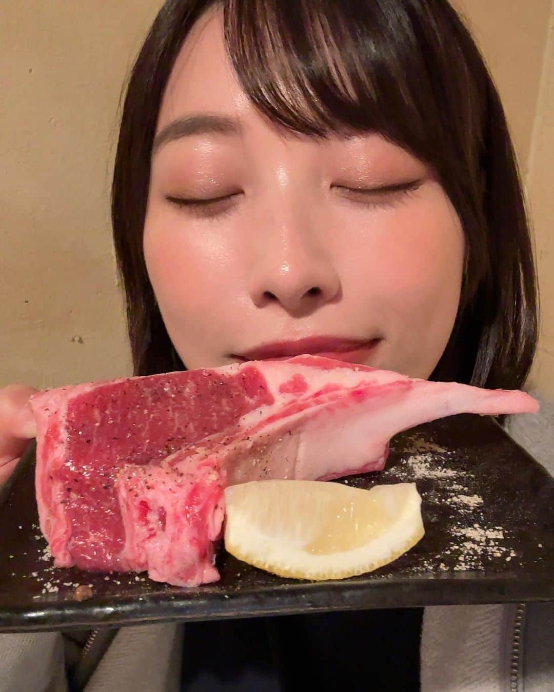 春原未来さんのインスタグラム写真 - (春原未来Instagram)「ひとりでジンギスカン食べに目黒川沿いの  PR @nakameguro_hitsuji にきた🐑🔥  私は羊の匂い強いものも大好きなんだけど,こちらのは癖がないから誰でも美味しく食べられる！  ラムチョップの脂身が美味しかった～🤤  提供も早いし,サクッとたんぱく質摂取できた！🙆🏻‍♀️  お肉追加2皿くらいしちゃいそうな勢いだけど🤣 おうちに帰ってスノトークやる！！  若い人たちいっぱいで活気があったなー！ 勝手にパワーいただきました。笑  #中目黒グルメ #中目黒ディナー #中目黒デート #中目黒ひつじ #中目黒女子会 #代官山グルメ #代官山デート #代官山ディナー #目黒川沿い #トレーニー飯 #ジンギスカン #ラムチョップ #中目黒駅から徒歩5分 #サクッとご飯 #黒烏龍茶 #健康的な食事」10月23日 20時16分 - sunohara_miki