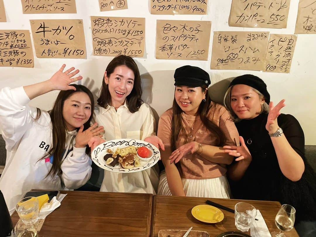 木庭弥生さんのインスタグラム写真 - (木庭弥生Instagram)「誕生日をお祝いしてもらいました🎂  私がずっと行きたがっていたお店をチョイスしてくれたのが嬉しい！ 美味しいお酒とごはんで楽しい時間でした😋 ありがとう☺️  40歳！ 自分が40になったなんて信じられない😂 時が経つのが本当に早い。  30代は子育てをしていたらあっという間の10年間だったな。 すごく幸せな30代を過ごしました☺️  今の私は息子が全てで子育てが終わったらどうなってしまうんだろう…と今から考えて勝手に寂しくなっているけど、40代もきっと楽しく幸せな日々なんだろう！  日々充足感を味わいながら大切に過ごしていきたいです☺️ お祝いしてくれたみなさん本当にありがとう🫶  2023.10.21」10月23日 20時16分 - yayoikoba