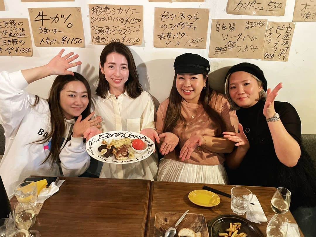 木庭弥生さんのインスタグラム写真 - (木庭弥生Instagram)「誕生日をお祝いしてもらいました🎂  私がずっと行きたがっていたお店をチョイスしてくれたのが嬉しい！ 美味しいお酒とごはんで楽しい時間でした😋 ありがとう☺️  40歳！ 自分が40になったなんて信じられない😂 時が経つのが本当に早い。  30代は子育てをしていたらあっという間の10年間だったな。 すごく幸せな30代を過ごしました☺️  今の私は息子が全てで子育てが終わったらどうなってしまうんだろう…と今から考えて勝手に寂しくなっているけど、40代もきっと楽しく幸せな日々なんだろう！  日々充足感を味わいながら大切に過ごしていきたいです☺️ お祝いしてくれたみなさん本当にありがとう🫶  2023.10.21」10月23日 20時16分 - yayoikoba