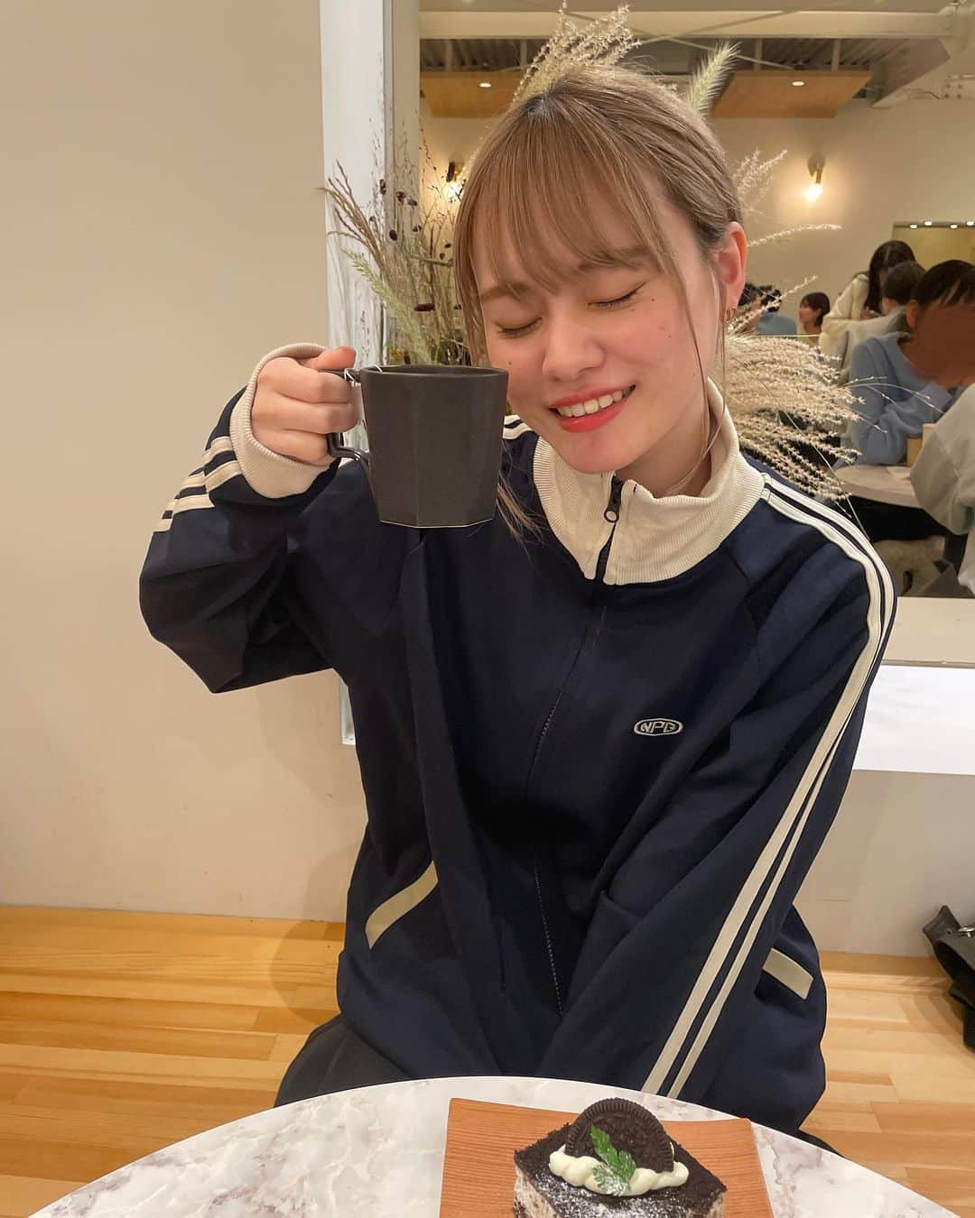 平瀬美里さんのインスタグラム写真 - (平瀬美里Instagram)「ちほーんに撮ってもらった写真☕️ ⁡ ロータスケーキもあって、 迷いに迷ってオレオチーズケーキにしました😽 次はロータスケーキ食べよ〜🎶🎶 みんなは好きなケーキある？🍰」10月23日 20時17分 - misatohirase