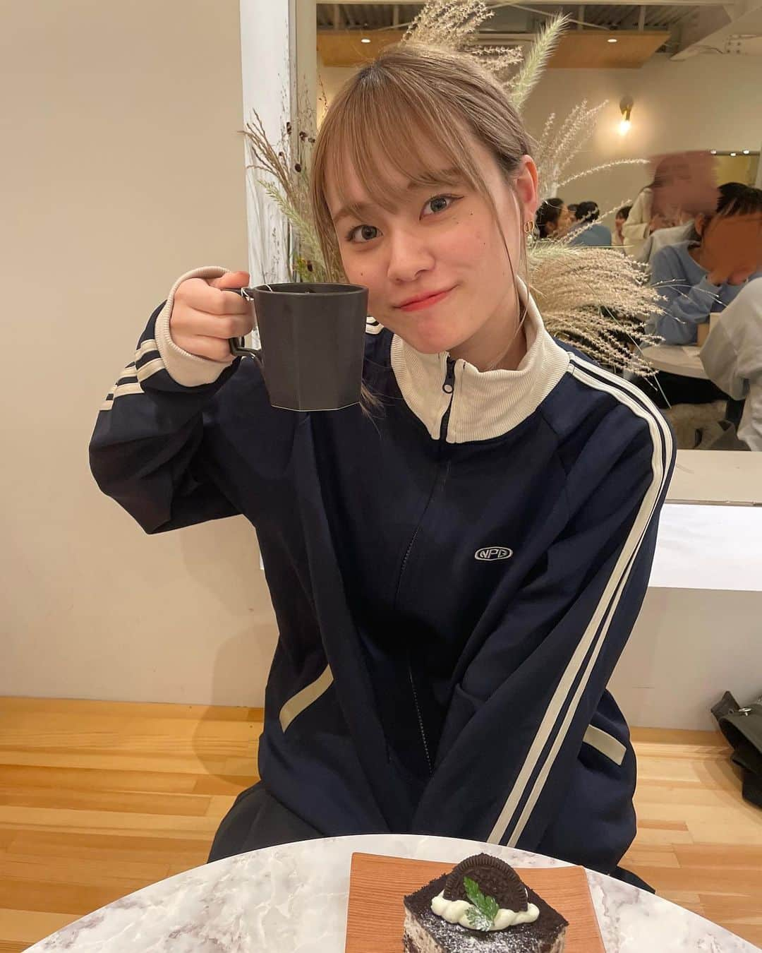 平瀬美里のインスタグラム：「ちほーんに撮ってもらった写真☕️ ⁡ ロータスケーキもあって、 迷いに迷ってオレオチーズケーキにしました😽 次はロータスケーキ食べよ〜🎶🎶 みんなは好きなケーキある？🍰」