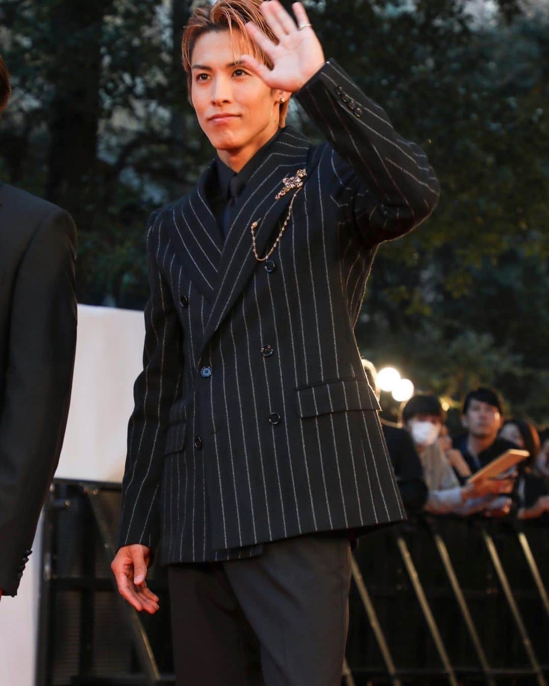 Rikuのインスタグラム：「今日の衣装は、、、 @dolcegabbana  人生初のレッドカーペット！！ 緊張しましたが、とても貴重な時間で楽しめました✨ first time "RED CARPET" in my life!! it was amazing✨✨ thank you so much!!  #ドルチェガッバーナ #DolceGabbana」