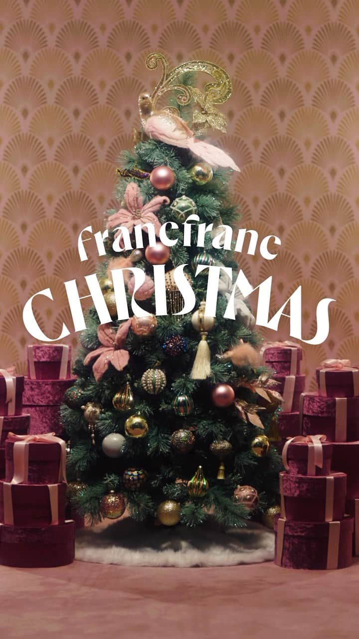 Francfrancのインスタグラム：「2023 Christmas Collection 「𝑯𝑶𝑳𝑰𝑫𝑨𝒀 𝑻𝑹𝑬𝑺𝑶𝑹」🌲🩷  「TRESOR」とはフランス語で「宝物」🎁  今年はラグジュアリーで個性的なオーナメントや キラキラと目を惹くデコレーションオブジェをたっぷり飾って デコラティブなクリスマスツリーに🪼✨  オリエンタルムードのタッセルオーナメントを組み合わせたコーディネートで、トレンド感ある華やかで煌びやかなクリスマスをお届けします。  ホリデーシーズンにぴったりのグリッターが煌めく特別なアートプランツ、 ファーで出来たふわふわのお花をツリーに差し込めば 周りと差がつくツリーコーディネートに🎄  特別なシーズンだからこそ 煌びやかなデコレーションに、唯一無二のユニークなオブジェを思いのままにミックスすることで、 「宝物」のような最高級のマイ・ラグジュアリーをお楽しみください🎁✨  #francfranc #フランフラン #francfrancのある生活 #クリスマス #クリスマスツリー #ツリー #オーナメント #クリスマス準備 #クリスマスオーナメント #クリスマスデコレーション #クリスマスインテリア #ホリデーコレクション」