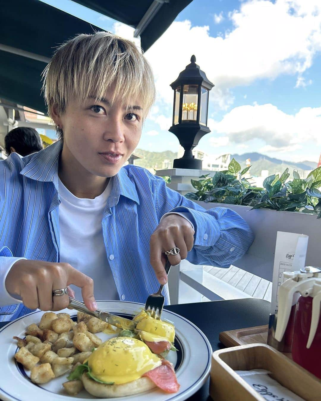 山本摩也のインスタグラム：「. ⁡ 気取った私とエッグベネディクト 🥚  ⁡」