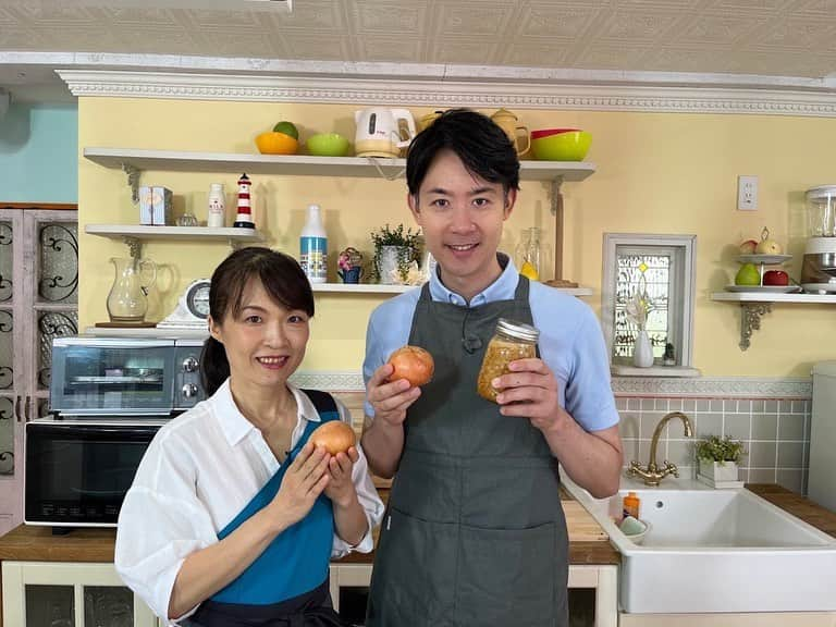 フジテレビアナウンサーのインスタグラム：「今回は、余った玉ねぎを使った簡単ドレッシング！ 作り方は、玉ねぎをスライスして調味料を入れたら振る！ それだけ。 こんな簡単なのに、絶品ドレッシングの完成です。 どんなメニューにも合うので 冷蔵庫に常備してもいいですね。 フードロスにも繋がります！ 是非試してみて下さい。  #サステナWAVE #簡単玉ねぎドレッシング #楽しくアクションSDGs #フジテレビアナウンサー #田淵裕章」