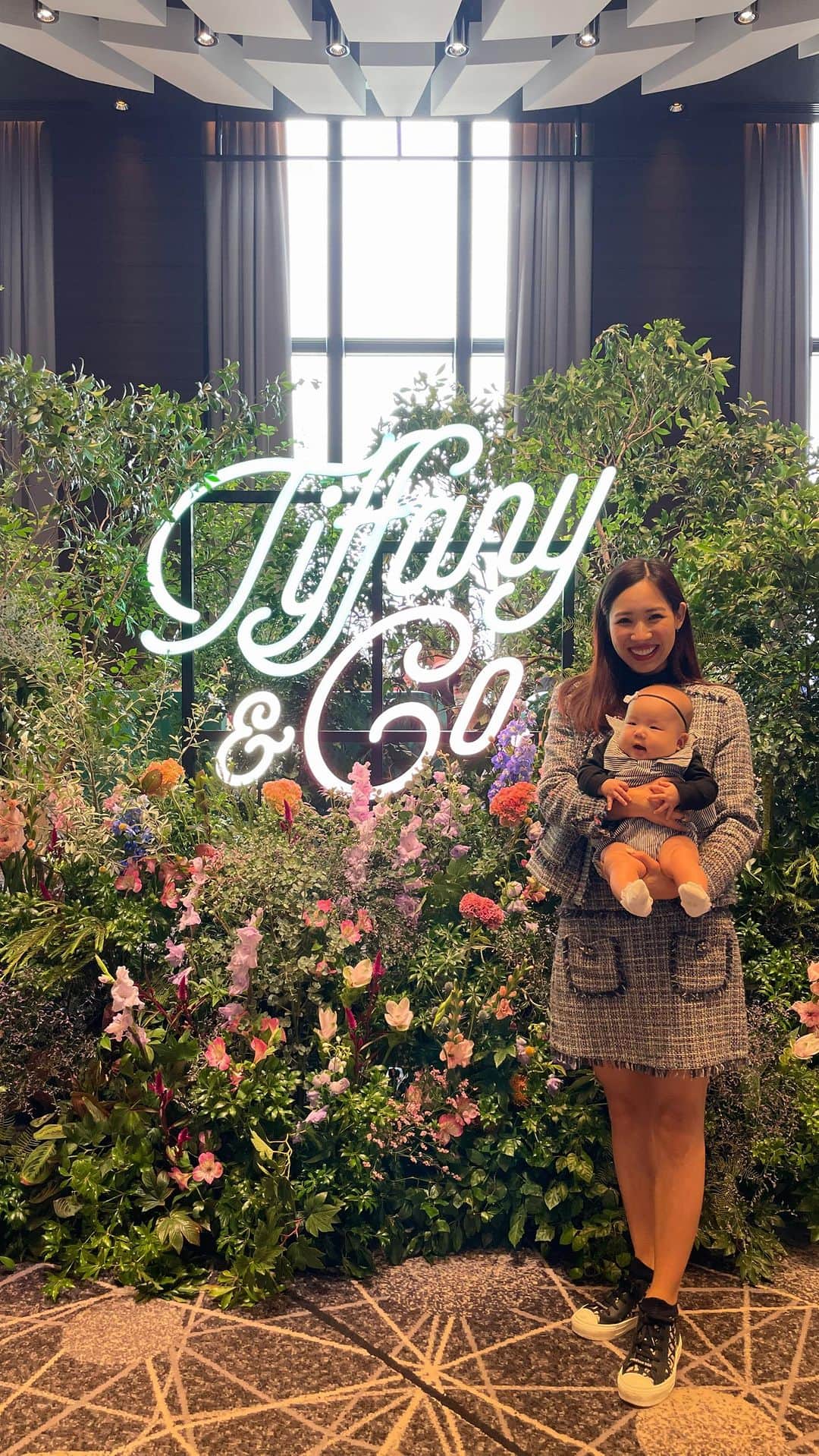 SAEKAのインスタグラム：「Tiffanyさんの素敵なイベントに 招待していただきました👗🤍  久しぶりのキラキラした空間に 心躍りました！！！✨✨✨✨✨   Tiffanyは私にとって 想い入れもあり人生を共にしてるjewelryです♡  今回もお話を聞けば聞くほど  Tiffanyの一つ一つのジュエリーへの ストーリーやメッセージにすごく胸を打たれ 改めて大好きになりました💎💍🤍  ジュエリーは何年経っても色褪せない 娘ちゃんにも贈れるからってまた欲しくなっちゃうな🤭🤍 いつもありがとうございます👗 LOVE  Tiffany  #tiffany #tiffanyandco #lovetiffany」