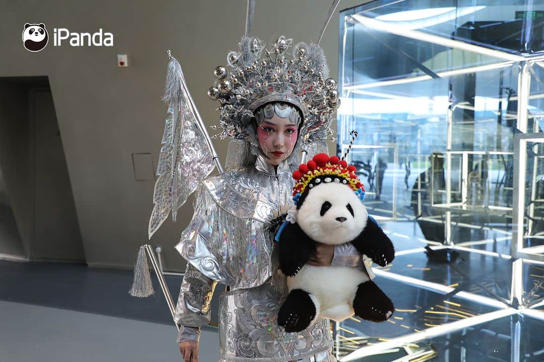 iPandaさんのインスタグラム写真 - (iPandaInstagram)「Wow! As a big fan of science fiction, Hua Hua has met many big wheels at the 81st World Science Fiction Convention in Chengdu. Let's take a look and see if there is any big wheel you know. 🐼 🐼 🐼 #Panda #iPanda #Cute #2023ChengduWorldCon #CutestPandaToy  For more panda information, please check out: https://en.ipanda.com」10月23日 20時30分 - ipandachannel