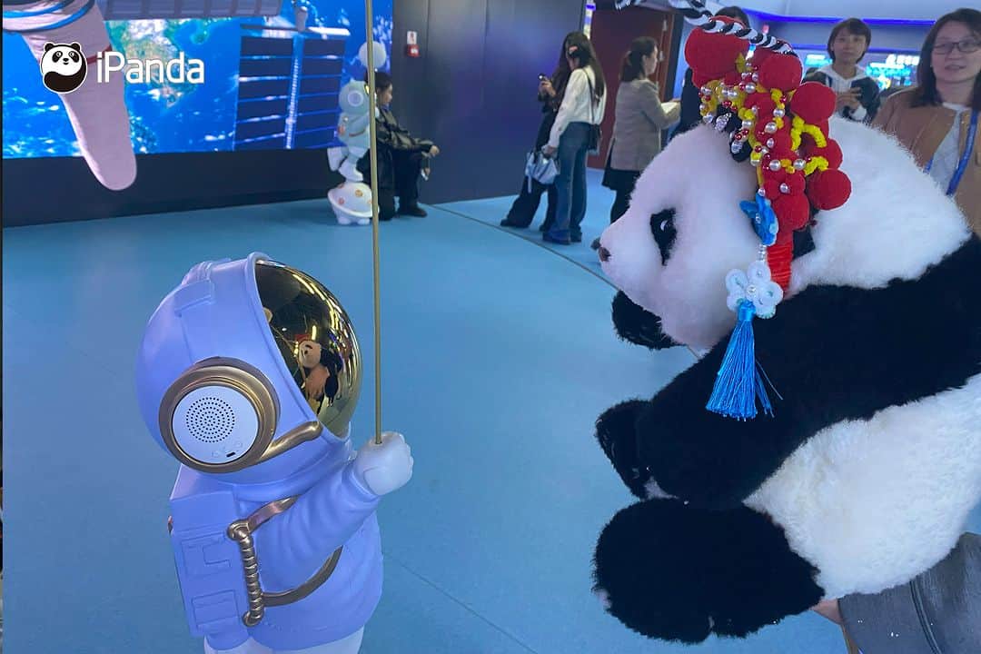 iPandaさんのインスタグラム写真 - (iPandaInstagram)「Wow! As a big fan of science fiction, Hua Hua has met many big wheels at the 81st World Science Fiction Convention in Chengdu. Let's take a look and see if there is any big wheel you know. 🐼 🐼 🐼 #Panda #iPanda #Cute #2023ChengduWorldCon #CutestPandaToy  For more panda information, please check out: https://en.ipanda.com」10月23日 20時30分 - ipandachannel