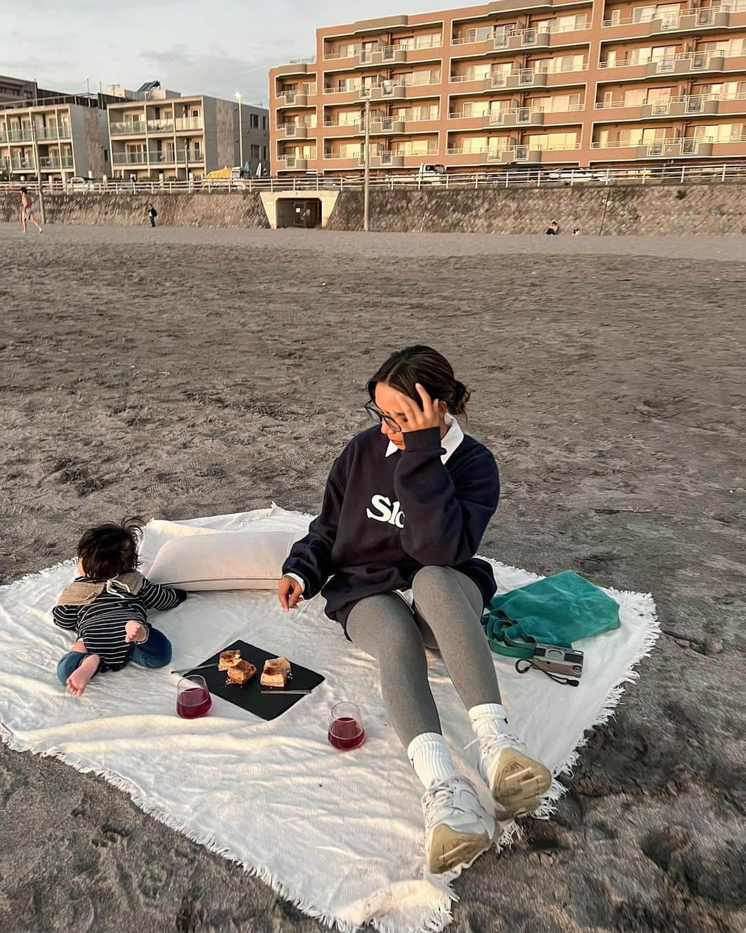 真幸良さんのインスタグラム写真 - (真幸良Instagram)「姉+姉👶🏻でプチピクニック🧺 今まではわざわざ海まで来て夕焼けを見ることが自分にとってのご褒美な時間だったけど、  海の近くに引っ越して来て、海で過ごす時間が日常になった今、いつもと少し違う楽しみ方をしたくて  ビーチマットやスイーツ, 飲み物を持ち寄って 時間と共に移りゆく空を見つめながらのんびりと贅沢な演出をしてみた。  スイーツは @mininalkitchen のチーズケーキ/パンプキンチーズケーキ♡  冷凍で届くから、食べたい時にさっと解凍できるし 真空パックのまま持ち運べば型崩れの心配もないのでお出かけにもぴったり☺️  甘いものをついつい毎日のように欲してしまう私には、ヴィーガンでグルテン&白砂糖フリーなのも嬉しいポイント💕  ちなみに飲んでいるのは🍇ジュース笑  次は海で焚き火したいなぁ😌🔥  . . . #海 #逗子海岸 #夕焼け #夕焼けハンター #サンセット #ビーチスタイル #海外ファッション #レギンスコーデ #スウェットコーデ #ピクニック #ギルトフリー #ギルトフリースイーツ #サスティナブルな暮らし」10月23日 20時30分 - mayuri_158cm