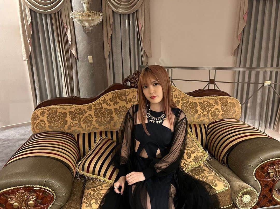 JUNNAのインスタグラム：「「眠らされたリネージュ」MVのオフショット📷  大人な衣装でした💄  まだ見てない方も、もう見たよという方も、何度でも見てくださいねっ🎥」