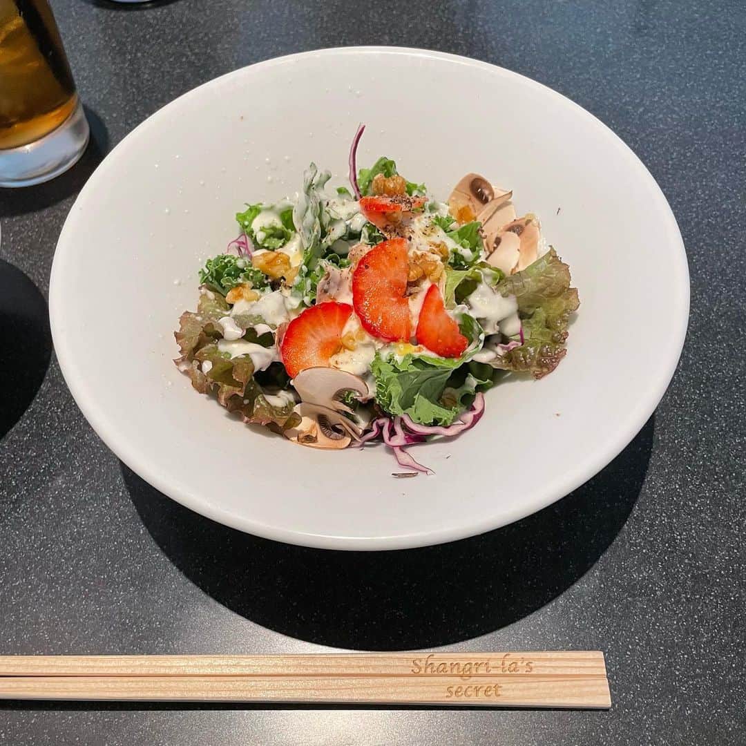 高木凜汐さんのインスタグラム写真 - (高木凜汐Instagram)「美味しいきのこ鍋を食べてきました！！！   店内もきのこだらけでかわいい🍄 きのこのスープが優しい味で、つけダレの胡麻が香り高くてすごく美味しかった🥲💗   きのこと野菜が沢山食べれてヘルシーにおなかいっぱいにできるから罪悪感がちょっと減った( ˶'-'˶)   サラダはヨーグルトとチアシードのドレッシングでだいすきないちごが乗ってたのも嬉しかった🫶🏻 きのこ卵かけご飯は黒トリュフを目のまえですってくれて香りでお腹空きますっ！   全部めちゃくちゃ美味しくて体にもいいからまた行きたい♡♡    #きのこ  #きのこ鍋  #鍋  #シャングリラズシークレット」10月23日 20時31分 - rio_0126_