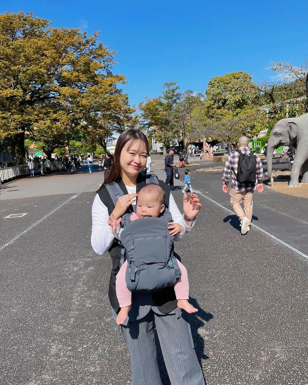 ena..*加藤 恵梨奈のインスタグラム：「⁡ ⁡ ⁡ ⁡ ⁡ ⁡ ⁡ この度 @lucky_industries_official 様から BABY CARRIER ON ピトレスク✖️ ユナイテッドアローズ グリーンレーベル リラクシング コラボ抱っこひもモニターをさせて頂きました👶🏻💚 ⁡ ヒップシートが付いてて赤ちゃんのお尻を 支えてくれるから、着脱も簡単で抱っこもしやすい⭕️ ⁡ お洋服などに合わせやすい色と素材 そして、スタイリッシュなデザインなので夫婦兼用で 使えるのも嬉しいポイントです！ ⁡ ⁡ ⁡ #ピトレスク #グリーンレーベルリラクシング #抱っこ紐 #ラッキーインダストリーズ #アカチャンホンポ #PR」