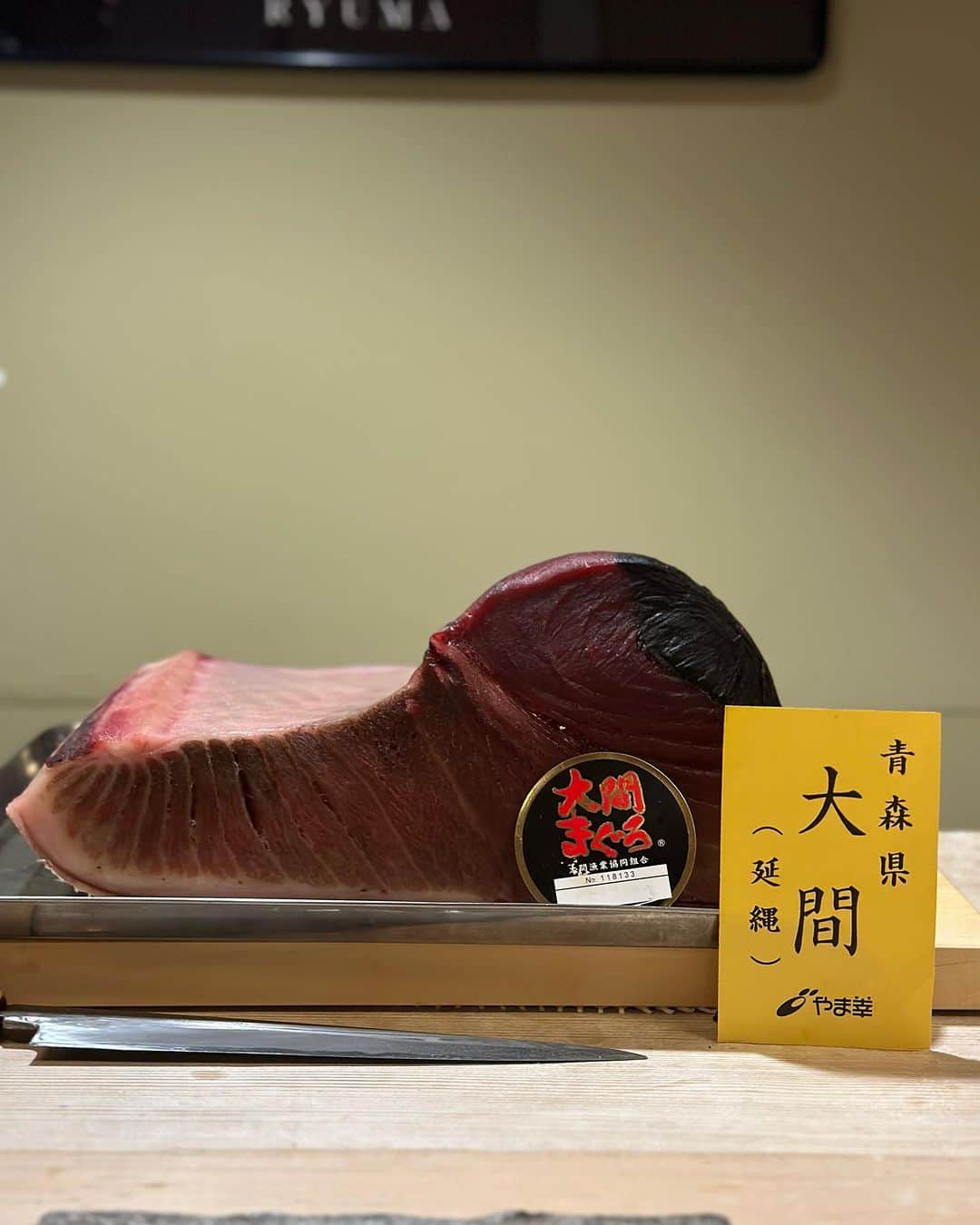 板橋瑠美さんのインスタグラム写真 - (板橋瑠美Instagram)「I loveお寿司🍣🎂  たまにいただく美味しいお寿司は本当に幸せいっぱいです💕  さきちゃんとなつみんとゴルフの激うまな二人と3人で、龍馬に行ってきました✨  マジ美味しいし、一つ一つの繊細さもこだわりも、本当おいしすぎて🥲❤️  最後までハズレのない最高なお寿司でした^ ^  @roppongi.sushi.ryuuma   また行かせていただきます♡👍！！  座敷もあるから子連れも行きやすいね🥰  今回はまだBabyのサキちゃんの娘っちも会えて幸せいっぱいでございました♡  孫を見る目でした♡ꉂ笑꒱  また集まろうねー💕^ ^ @tokusaki_golf  @natsumi.aoi」10月23日 20時29分 - rumi_official_0616