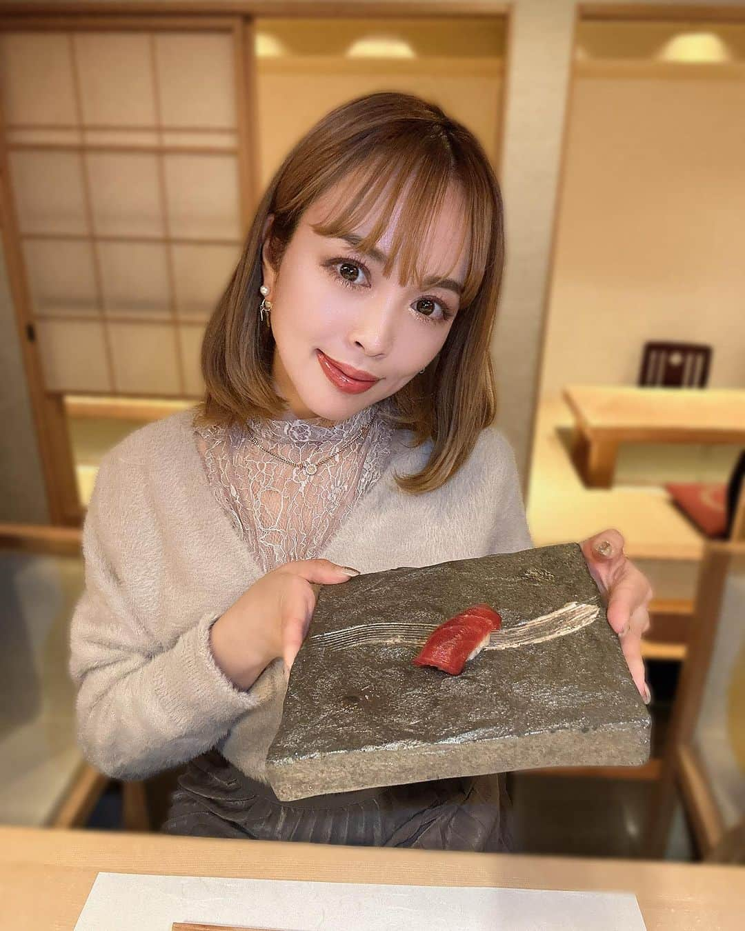 板橋瑠美さんのインスタグラム写真 - (板橋瑠美Instagram)「I loveお寿司🍣🎂  たまにいただく美味しいお寿司は本当に幸せいっぱいです💕  さきちゃんとなつみんとゴルフの激うまな二人と3人で、龍馬に行ってきました✨  マジ美味しいし、一つ一つの繊細さもこだわりも、本当おいしすぎて🥲❤️  最後までハズレのない最高なお寿司でした^ ^  @roppongi.sushi.ryuuma   また行かせていただきます♡👍！！  座敷もあるから子連れも行きやすいね🥰  今回はまだBabyのサキちゃんの娘っちも会えて幸せいっぱいでございました♡  孫を見る目でした♡ꉂ笑꒱  また集まろうねー💕^ ^ @tokusaki_golf  @natsumi.aoi」10月23日 20時29分 - rumi_official_0616