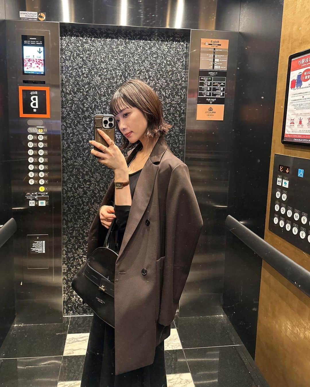 金澤楓のインスタグラム：「東京私服。 こっくりとしたブラウンってかっこよさと女性らしさがあって好き🤎  隠しきれないAPA。笑  #かえでの私服#ootd#outfit#私服#jacket#iena#rell#gallardagalante#harunobumurata」