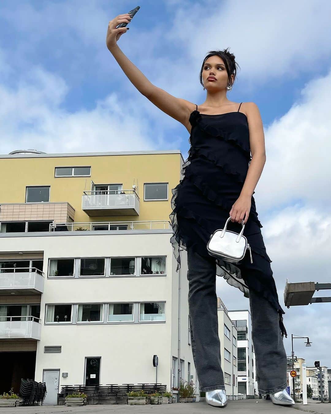 モンキのインスタグラム：「Feeling larger than life this Halloween szn, hbu? 🤳」