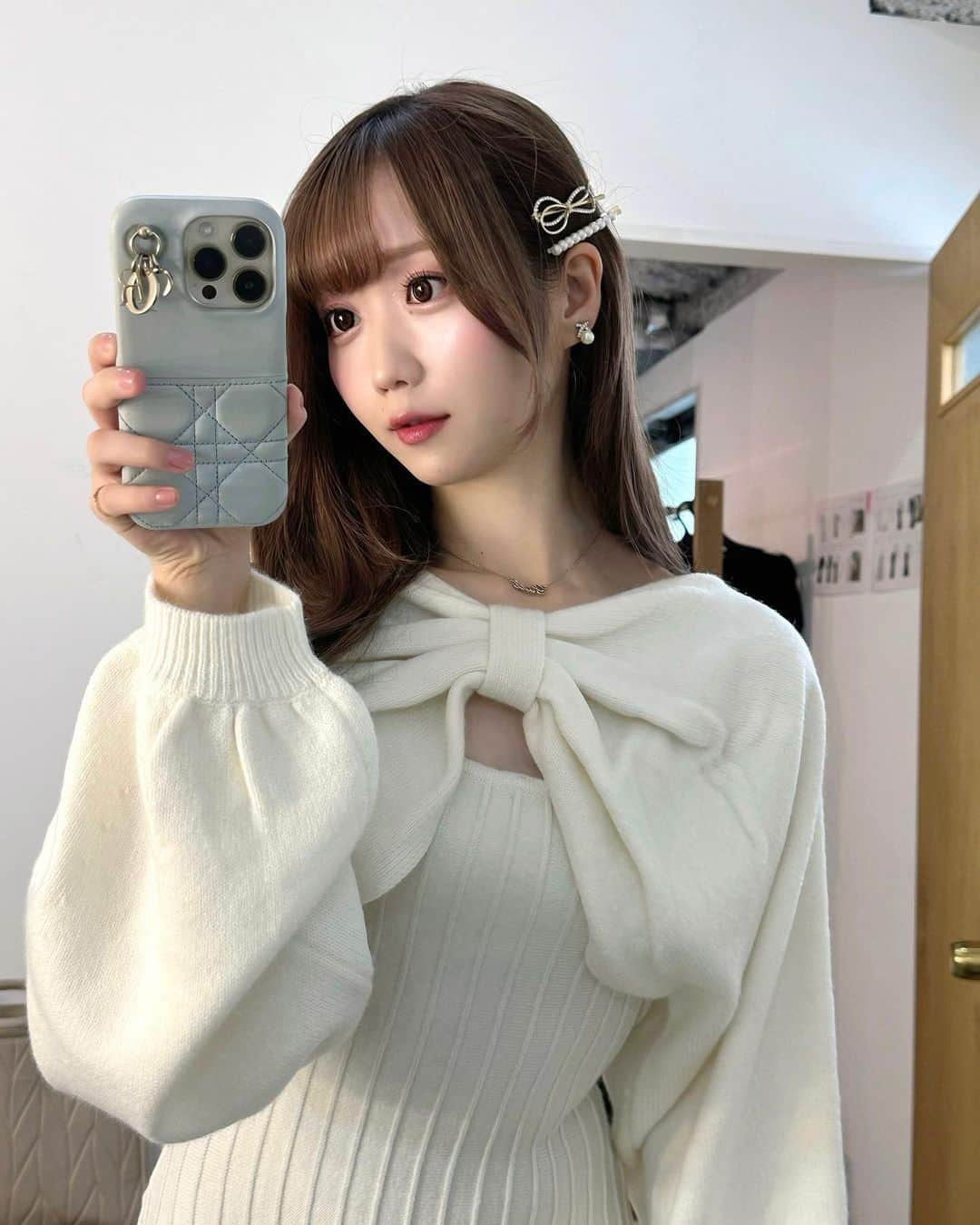 大谷映美里のインスタグラム：「とびきり可愛いリボンニット🎀🤍 冬の新作発売になりました〜❕ ヘアピン、リボンバレッタ、リボンピン、トートバッグ あとはバケハの再販もあります☺️☁️ぜひ🫶🏻 #RoseMuse」