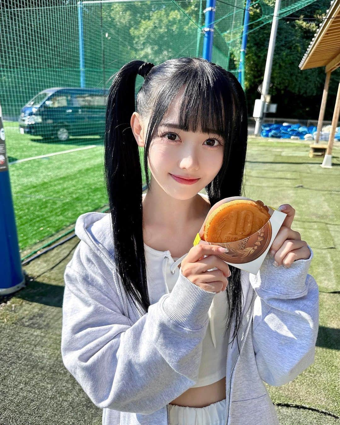 松本ももなさんのインスタグラム写真 - (松本ももなInstagram)「パンとももなどっち好き？🍞🥖🥨  難問だけど…365日、 毎日好きを回収するBOTだから 許してももにゃんฅ^•ω•^ฅ  10円パン知ってる？？‪‪𓂃 💸 ベビーカステラとチーズが 絶妙にマッチして美味しいんだよぉ🧀  #10円パン #パン #🍞 #高嶺のなでしこ #ツインテール #パーカー女子 #ジップアップ #stussy」10月23日 20時32分 - momona.1012