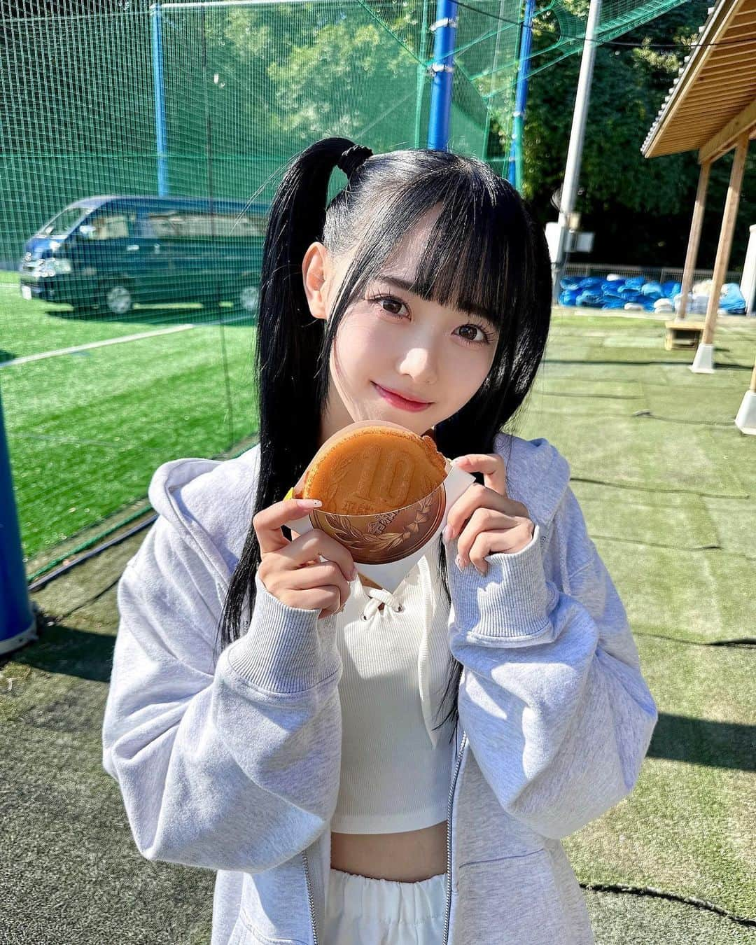 松本ももなさんのインスタグラム写真 - (松本ももなInstagram)「パンとももなどっち好き？🍞🥖🥨  難問だけど…365日、 毎日好きを回収するBOTだから 許してももにゃんฅ^•ω•^ฅ  10円パン知ってる？？‪‪𓂃 💸 ベビーカステラとチーズが 絶妙にマッチして美味しいんだよぉ🧀  #10円パン #パン #🍞 #高嶺のなでしこ #ツインテール #パーカー女子 #ジップアップ #stussy」10月23日 20時32分 - momona.1012