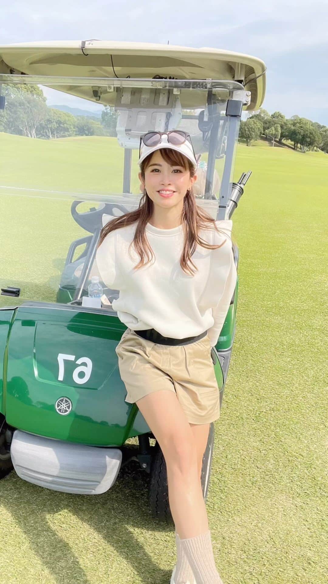 のインスタグラム：「#韓国ゴルフウェア  韓国東大門でふらっと寄ったビルで 見つけたゴルフウェア🧡 ⁡ 可愛くないですか？？😍 ⁡ また来月も飛んで🇰🇷可愛いもの見つけてきまーす✌️ ⁡ #ゴルフ好き #ゴルフ #ゴルフラウンド #ゴルフ女子 #ゴルフ上手くなりたい #ゴルフスイング #ゴルフスイング動画 #ゴルフコーデ #ゴルフ男子 #ゴルフ好きな人と繋がりたい #ゴルフバカ #ゴルフ好きな人と仲良くなりたい #ゴルフウェア #おしゃれさんと繋がりたい #お洒落 #スポーツ好き#フィラゴルフ #filagolf #golf #vg_fashion #golfstagram #golfwear #golfgirl #golfswing #골프여자#골프스타그램 #골프 #골프웨어」