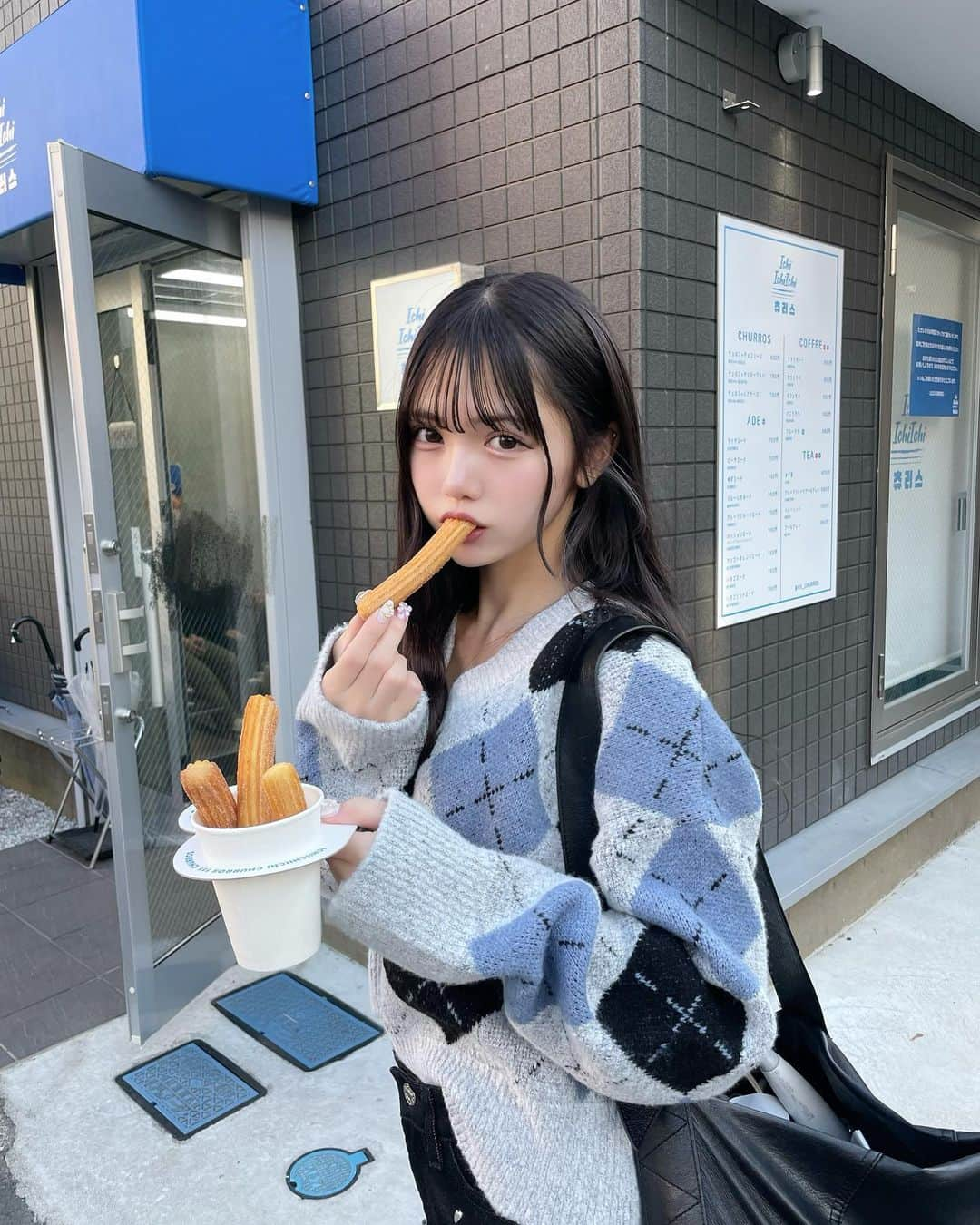 津代美月のインスタグラム：「.  可愛いニット着てお出かけしてきた日🐈‍⬛♩  秋服一瞬なのにお洋服めっちゃかわいいのなに…  色組み合わせがめっちゃすき ！  ZOZOTOWNで  ada9093b って検索すると このニット出てくる 👶🏻👍🏻  つし153cm フリーサイズだよ  #ada.#エイダ#エイダコーデ#タイアップ#ZOZO#ZOZOTOWN#ZOZOTOWN購入品#ニット#アーガイルニット#Vネックニット ん #プチプラコーデ #秋服」