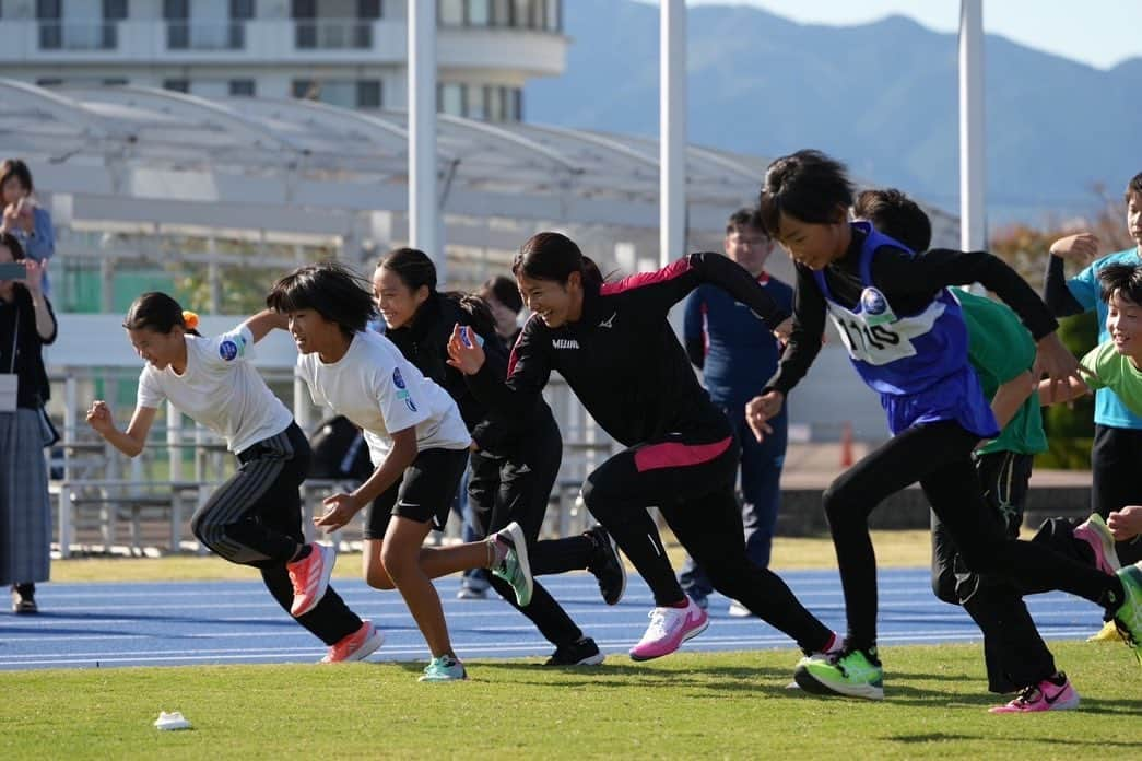 児玉芽生さんのインスタグラム写真 - (児玉芽生Instagram)「SGH文スポクリニック🏃🏻‍♂️💨 今年初のクリニックは滋賀県でした！  バトンのデモンストレーションや ハンデありのリレー対決は ヒヤヒヤドキドキしましたが、 参加者全員で楽しく盛り上がり、 楽しいクリニックでした✨」10月23日 20時40分 - mei.k0608