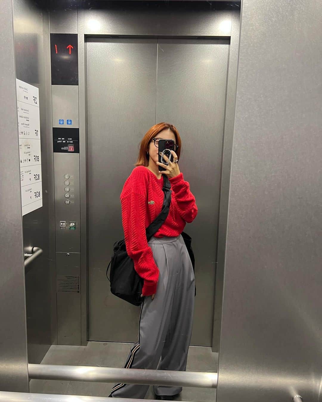 鈴本美愉のインスタグラム：「@muleau_official  Side Line Wide Pants/Gray  POPUPでも人気だったサイドにラインが入ったスラックス✨ Beige、Grayともに男性の方もご購入されていました😉  綺麗めなシルエットですが、サイドにラインが入ることでカジュアルスタイルにもおすすめ🫶  私は赤いニットに合わせてみたよ~  (156cmでSsize着用してます!)」