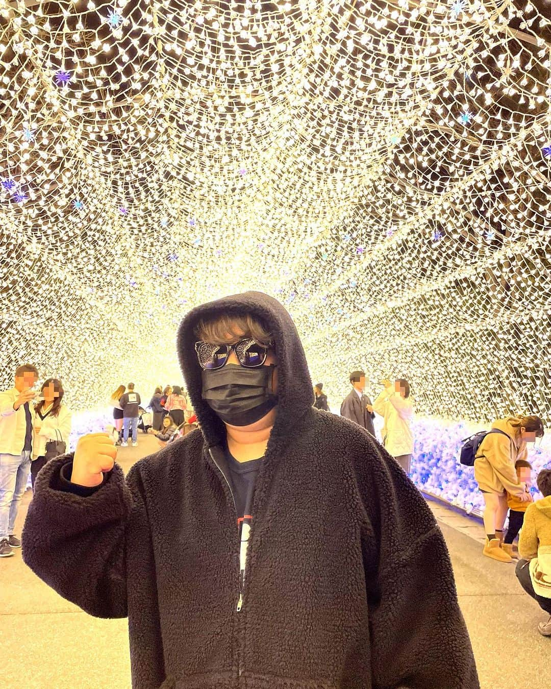 こう（夜のひと笑い）さんのインスタグラム写真 - (こう（夜のひと笑い）Instagram)「変装して友達となばなの里行ってきてんけど首でほぼ全員にバレた。 この首見たら俺ってみんなわかる？ 首だる。 これ実は生まれつきで甲状腺が人よりおっきいらしく生きてて害は無いねんけど人よりめっちゃ大きい声が出るらしいww  #夜のひと笑い  #なばなの里」10月23日 20時35分 - nakaikou4162