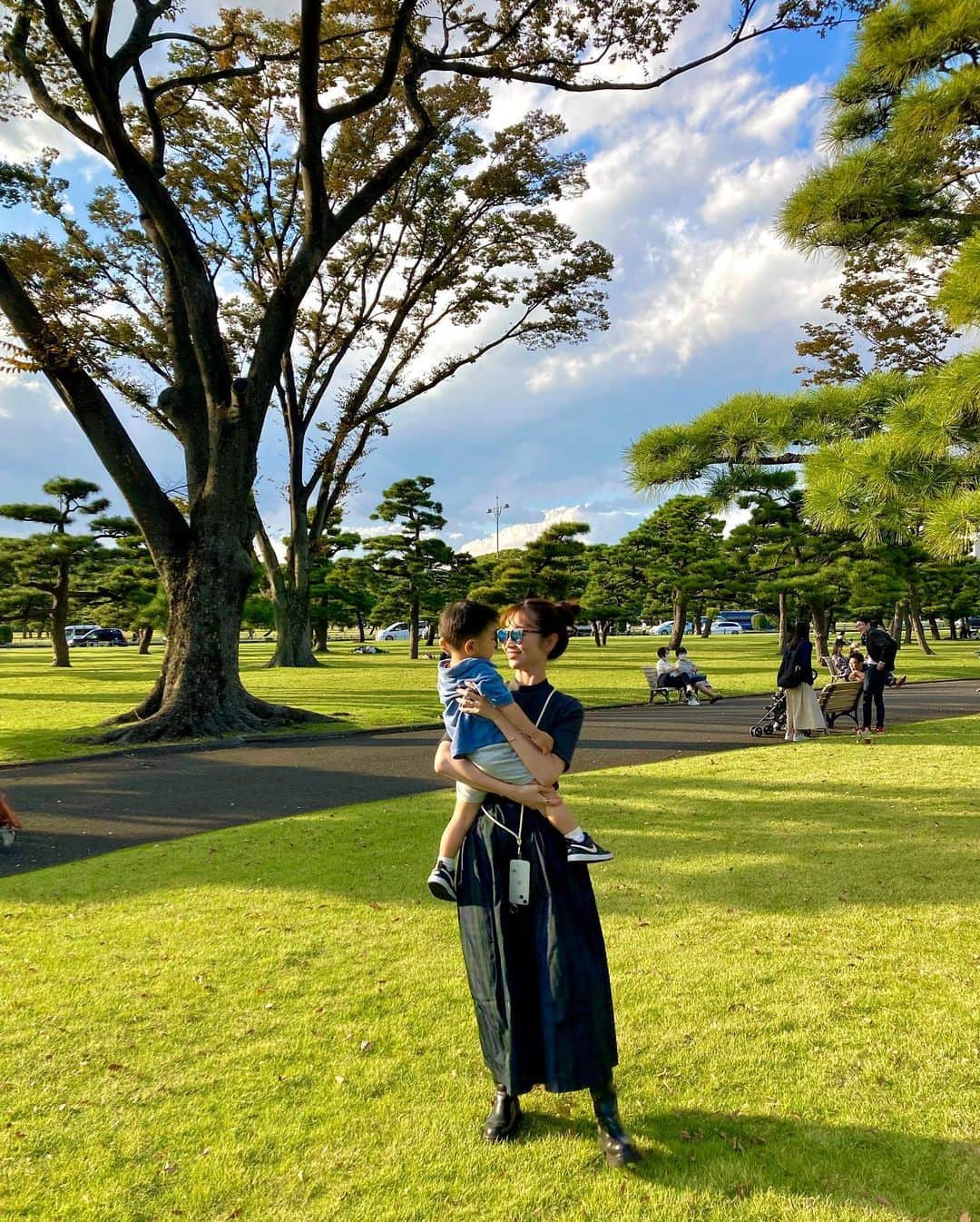 大寺かおりさんのインスタグラム写真 - (大寺かおりInstagram)「ピクニック日和☀️ 夏が暑すぎたので 秋晴れの気持ちいい日は嬉しくて 積極的にお出かけしてます☺️ . 最近は「ママ〜」と言いながら 走ってきてギューとハグしてくれます👦 . 0歳の頃も可愛いけど 1歳はさらに可愛さ鰻登りだよ〜 と友達に言われていたのですが、 こういうことか…と毎日キュンキュンしてます💓 . 最近よくつけているピアスは @deedoodah_official さんのもの🤎 ブラウンカラーで秋っぽくて可愛い✨ . #男の子ママ #1y9m #子連れお出かけ #fashion #deedoodah #dddアクセ #ブラウンアクセ #pr」10月23日 20時38分 - kaori_ootera