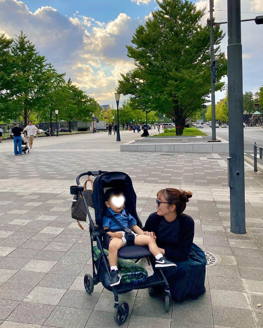 大寺かおりさんのインスタグラム写真 - (大寺かおりInstagram)「ピクニック日和☀️ 夏が暑すぎたので 秋晴れの気持ちいい日は嬉しくて 積極的にお出かけしてます☺️ . 最近は「ママ〜」と言いながら 走ってきてギューとハグしてくれます👦 . 0歳の頃も可愛いけど 1歳はさらに可愛さ鰻登りだよ〜 と友達に言われていたのですが、 こういうことか…と毎日キュンキュンしてます💓 . 最近よくつけているピアスは @deedoodah_official さんのもの🤎 ブラウンカラーで秋っぽくて可愛い✨ . #男の子ママ #1y9m #子連れお出かけ #fashion #deedoodah #dddアクセ #ブラウンアクセ #pr」10月23日 20時38分 - kaori_ootera