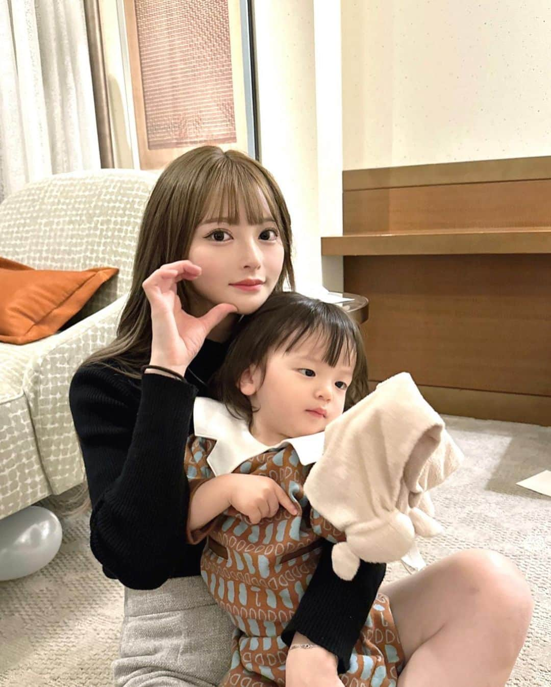 黒崎みささんのインスタグラム写真 - (黒崎みさInstagram)「マンダリンオリエンタル東京　👶🏻👶🏻 ⁡ 初めてのホカンス~ ばーば(双子から見てひーばーば)とゆーと(私の弟)の５人で✌🏻 ⁡ ２部屋借りて寝る時以外は一緒に過ごした‼︎ ⁡ 夜ご飯はルームサービスで、朝は気合い入れてレストランに🫣 ビュッフェにうどんと茶碗蒸しがあったので子供達も美味しそうに食べてて助かった💞 ⁡ 部屋の装飾の風船を気に入ってぱんち👊していた笑 出張カメラマンさんも呼んで思い出作りばっちり ⁡ また違うホテル行きたいなー🤭おすすめ教えてね🤍 ⁡ #マンダリンオリエンタル東京 #ホカンス #子連れ旅行 #子連れホテル #家族旅行 #双子 #moimoln #モイモルン」10月23日 20時38分 - misa_k88