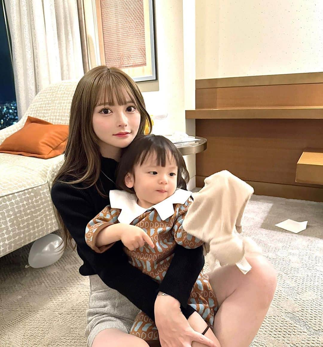 黒崎みさのインスタグラム：「マンダリンオリエンタル東京　👶🏻👶🏻 ⁡ 初めてのホカンス~ ばーば(双子から見てひーばーば)とゆーと(私の弟)の５人で✌🏻 ⁡ ２部屋借りて寝る時以外は一緒に過ごした‼︎ ⁡ 夜ご飯はルームサービスで、朝は気合い入れてレストランに🫣 ビュッフェにうどんと茶碗蒸しがあったので子供達も美味しそうに食べてて助かった💞 ⁡ 部屋の装飾の風船を気に入ってぱんち👊していた笑 出張カメラマンさんも呼んで思い出作りばっちり ⁡ また違うホテル行きたいなー🤭おすすめ教えてね🤍 ⁡ #マンダリンオリエンタル東京 #ホカンス #子連れ旅行 #子連れホテル #家族旅行 #双子 #moimoln #モイモルン」