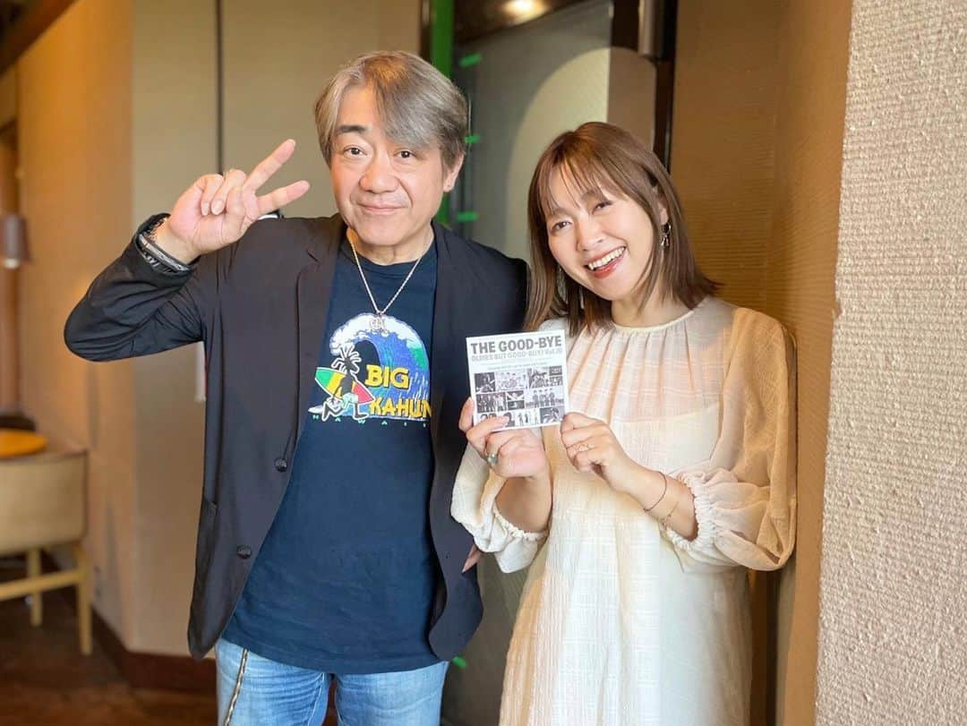 坂本美雨のディア・フレンズさんのインスタグラム写真 - (坂本美雨のディア・フレンズInstagram)「10/23 #ディアフレンズ  ギタリストの#野村義男 さんが初登場🎸 @440hz_with   自身のバンド活動のほか、浜崎あゆみさんや 宇都宮隆さん、世良公則さんなどなど 様々なアーティストのバンドでもご活躍！  美雨さん 「常に、いろんな方々と演奏されていますね！」  野村義男さん 「幸運なことですね。きっと、みんなが僕のことを 楽しんでくれているんですよ。 色んなアーティスト、バンドのかたがたが。 だから、このスタンスでいけたらいいなと思っています。」  美雨さん 「そのかたの歌を覚えて、切り替えをしなければ いけないじゃないですか。どうやってされているんですか？」  野村義男さん 「現場のスタッフやアーティストに会うと 意識しなくてもできる。 例えば３つのバンドを掛け持ちしていると 全部、使うギターが違う。だから、そのギターを持つと 音が変わったり、弾き方が変わったりするから切り替わる。」  美雨さん 「ギターがご自身のスイッチになっているんですね！」  野村義男さん 「ギターに踊らされている、操られているんです（笑）」  そんな野村義男さんが活動するバンド 【The Good-Bye】は…  ボーカル＆ギターの野村義男さん ボーカル＆ギターの#曾我泰久 さん ドラム＆ボーカルの#衛藤浩一 さん 55歳で亡くなられたベース＆ボーカルの #加賀八郎 さんによって結成。  1983年9月1日にシングル「気まぐれ One Way Boy」でデビュー！  今年デビュー40周年を迎え、9月6日に デビュー40周年を記念したベストアルバム 『Oldies But Good-Bye Vol.Ⅲ』がリリースされました。  今回のベストアルバムは、メンバー自身が 厳選した選曲を、新たなアレンジで再録音されたもの。  野村義男さん 「東名阪ツアーをやるから、来てくれたかたに お土産を作りたいねっていう話から 気がついたら、いつのまにか当時の曲を 今の僕たちが演奏したらどうなるのかやってみない？ という話にまとまりました。 メンバー3人がそれぞれやりたい曲を持ち寄って 選んだ人が責任を持ってボーカルもアレンジもして。 だから、楽しかったですよ。」  美雨さん 「いかがでしたか？」  野村義男さん 「色々、勉強になりました。 昔はトガッていた。 そんなに演奏してない曲も選んだから お〜やるな、ガキンチョみたいな（笑） 勝てないところもいっぱいありました。 若さってすごい、勢いってすごい。」  そして世界的なギターコレクターとしても有名な野村さん！ 所有するギターは300本以上！ 「ギターは個人所有が許される世界遺産」という名言も…  #TheGoodBye #OldiesButGoodBye #坂本美雨 @miu_sakamoto @miusakamoto.staffofficial #tokyofm #JFN #全国38局ネット #radiko  @tokyofm_official」10月23日 20時48分 - dearfriends80