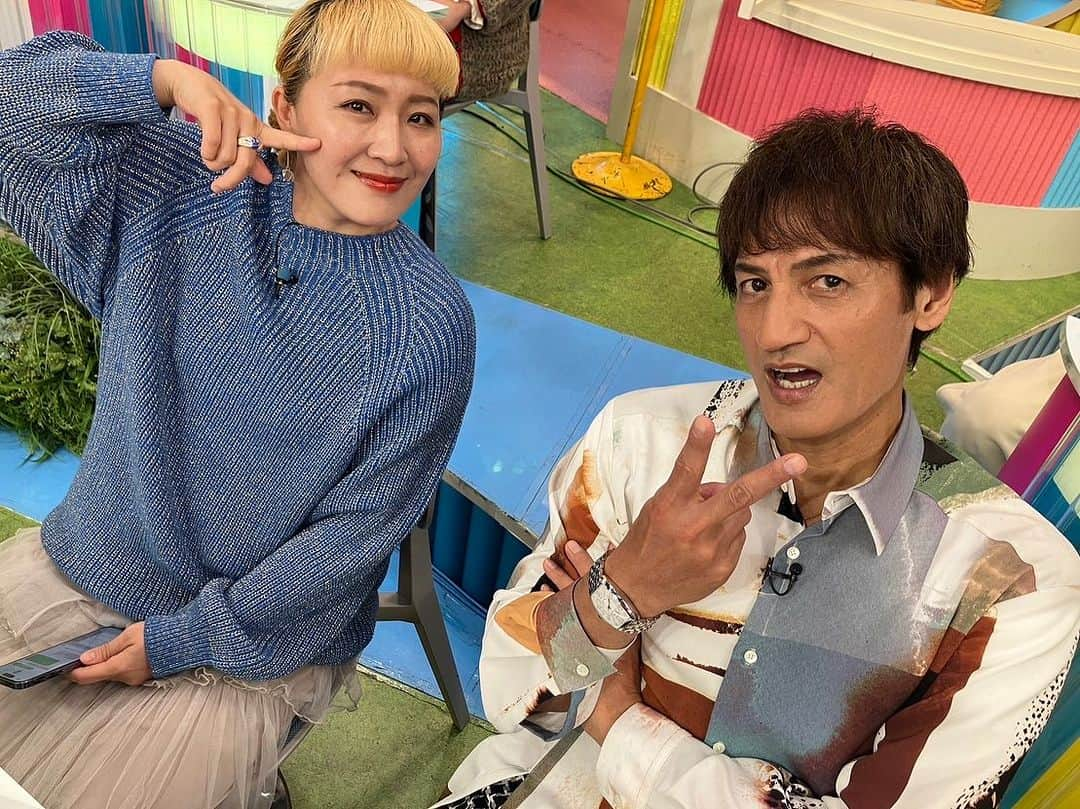 丸山桂里奈さんのインスタグラム写真 - (丸山桂里奈Instagram)「とにかく寒暖差が激しくて、袖を忘れてきた時の感覚はもはやクラゲに刺されたときににてます。 今日はカービングの砂野先生がきてくださいましたぁ🫣以前結婚間際にカービングを作っていただきましたがとにかくその時から私の目は白になるくらい驚いて、スイカなのに上質な赤み肉をみているような感覚でした🍉 こんなに細かい作業をきっと顔圧変えずにやってくれたと想像しながらもとにかくすごい技術を目の当たりにしました🫶❤️➕ 砂野先生、ありがとうございました🫶❤️ そして、芝さんのおすすめのウルトラ電流イライラ棒。世代すぎて、もはや私もアンケートであげさせてもらいましたが、こうして月曜日のスタジオでできる日がくるなんで😳そしてみんなを代表してやりましたが、とにかく息を止めながら進めてはいましたが人間の弱さが出てしまいアウトになってしまいました😂 もっと集中しなくては行けなかったし、私が失敗したせいでなすなかさんと本並さんの尻圧を減らしてしまったと大きく反省しました😭 でも、昔の青春を取り戻してすぐ息を吸いながらもまた寝る前に思い出す時間でしょう⌚️ やっぱり月曜日からはじまるラヴィットは尊いです。ていていと言うらしいです。 z世代クイズ、楽しいしやはりクイズが大好きだなと思います😳さ、また明日も朝からになりますが頑張ります❣️ ぷくぷくの寝かしつけに成功しました。私もあんまり体調が良くないので、今日は早めに眠りたいです(願望)  #ラヴィットから始まる朝 #カービング #インパクトがあるもの #技術はすごい #人間の指先の可能性 #ありがとうございました #座りドッジボールまたやりたい #必死になりすぎて怒られる #反省です #赤荻さん朝の髭かっこいい #また見たい #イライラ棒またやりたいな #えだひろちゃん刈り上げすごい #スタッフのみなさまありがとうございます #いい意味で #インスタバエ」10月23日 20時40分 - karinamaruyama