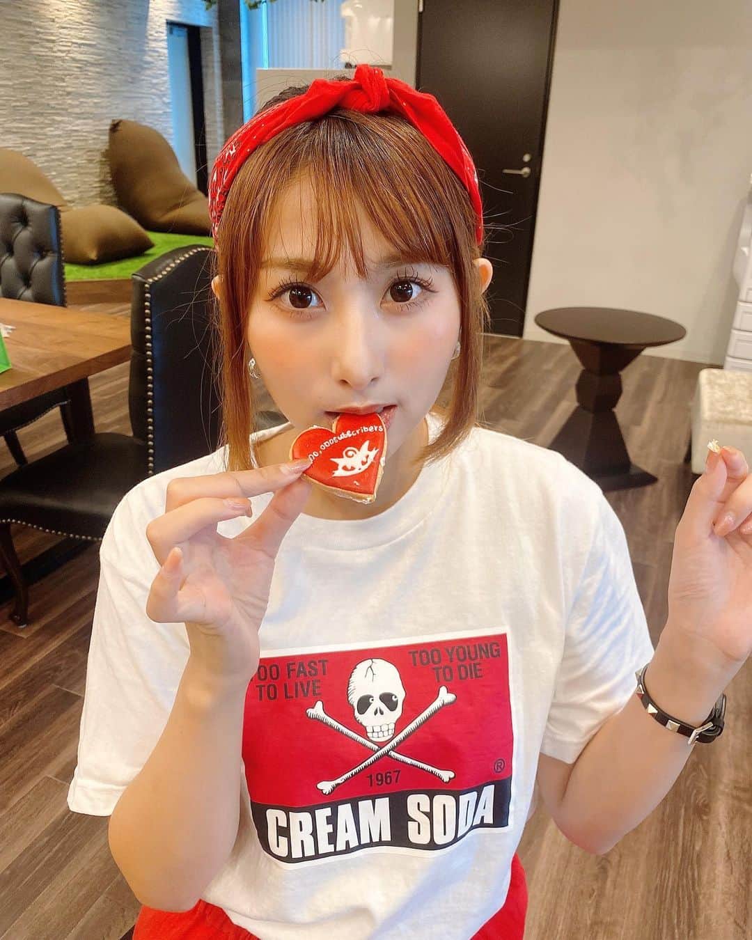 青野美沙稀のインスタグラム：「CREAM SODA☠️  と  ビスケットくんクッキー🐈‍⬛  #creamsoda #クリームソーダ #pinkdragon #ピンクドラゴン #toofasttolivetooyoungtodie  #ビスケットくん」