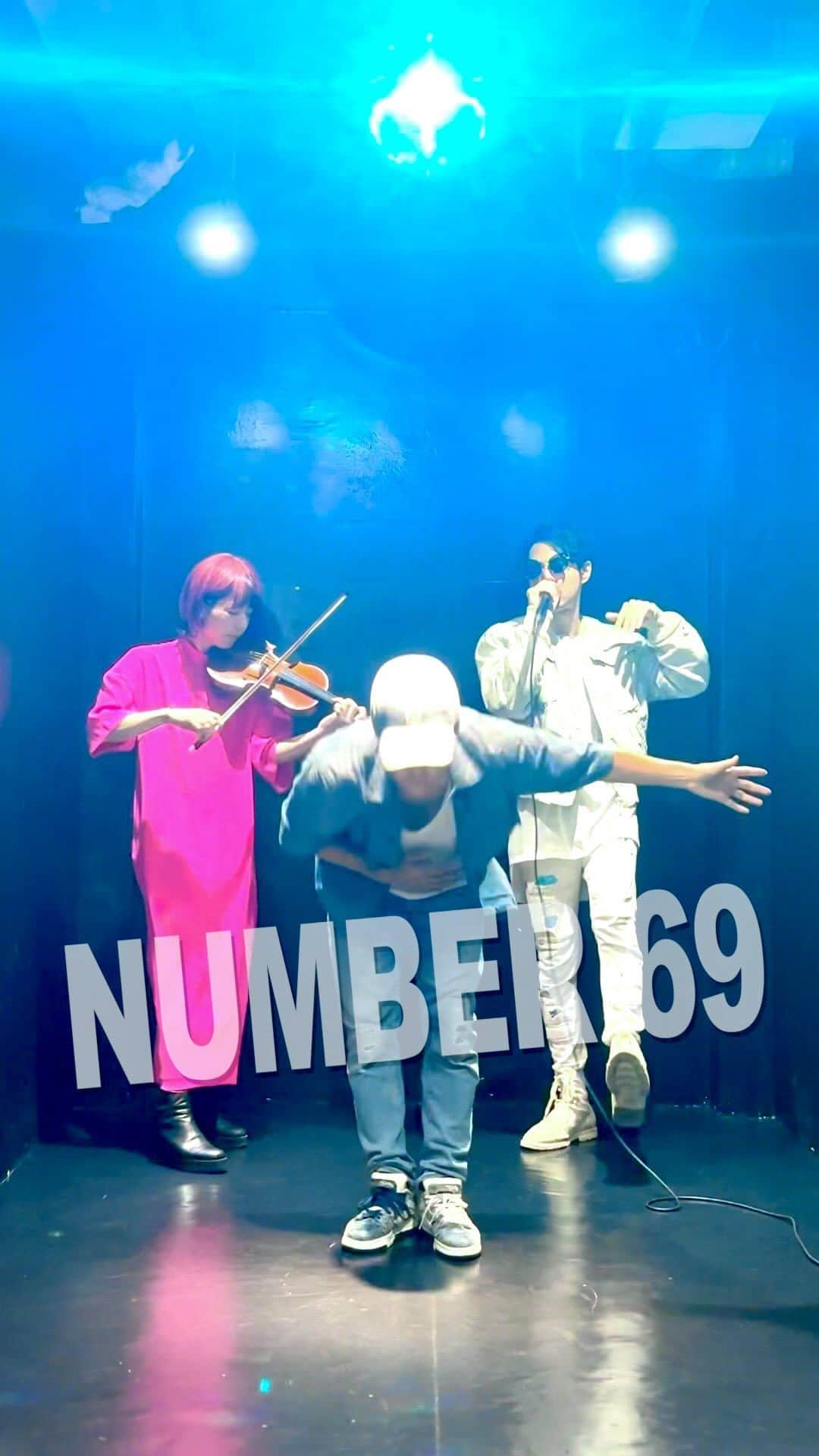 𝐑𝐄𝐀𝐓𝐌𝐎のインスタグラム：「▶▶▶Number 69 【YOU × REATMO】  🎼 "Gravity Funk" / REATMO feat. YOU HILTY & BOSCH, Gian @kireina_gian   Performance by @chiakiyokoyama.violon  @you.hiltyandbosch @REATMO  #横山千晶 #chiakiyokoyama #ミルベゼ  #youhiltyandbosch #REATMO #dance #lockin #beatbox #violin」