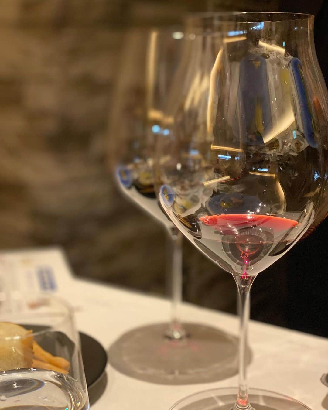 平田良介さんのインスタグラム写真 - (平田良介Instagram)「先日ドイツワイン教会の名誉会長、小柳才治先生のワインセミナーに参加させていただきました🍷ヨーロッパの貴族のお話、皇族やたくさんの格式高い方々とのお話、ワインの嗜み方などとても勉強になりました😊1番気に入ったワインはロマネコンティに勝るとも劣らないドイツの2015年度ジークリスト・カルミット・ピノ・ノワールGG  きのこのパスタが出てくる時間に合わせ3時間前からスタンバイしてくださっていて香りはとても深く濃厚なのにとても飲みやすく美味しかったです！ワインは3枚めの真ん中の写真の左から2番めの方が造っているワインで先生は世界各地のワイナリーに行き、製造者の方々と直接コンタクトをとり用意してくださいます。小柳先生は田崎さんの師匠でもある方で、素晴らしい先生から直々にワインを説明していただきながらワインを頂くことができ、とても貴重な経験をさせて頂きました😊 もっともっとワインのことを知りたくなりました🍷 また機会がありましたらぜひよろしくお願い致します！！ 素敵な会を主催していただきました諸戸の家様ありがとうございました😊 #小柳才治先生 #ドイツワイン #ドイツワイン協会#ドイツ ワイン教室 #諸戸の家 #ジークリスト・カルミット・ピノ・ノワールGG#morrs」10月23日 20時43分 - ryosuke_hirata_official
