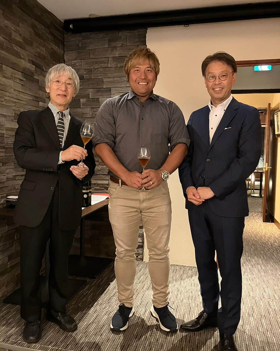 平田良介さんのインスタグラム写真 - (平田良介Instagram)「先日ドイツワイン教会の名誉会長、小柳才治先生のワインセミナーに参加させていただきました🍷ヨーロッパの貴族のお話、皇族やたくさんの格式高い方々とのお話、ワインの嗜み方などとても勉強になりました😊1番気に入ったワインはロマネコンティに勝るとも劣らないドイツの2015年度ジークリスト・カルミット・ピノ・ノワールGG  きのこのパスタが出てくる時間に合わせ3時間前からスタンバイしてくださっていて香りはとても深く濃厚なのにとても飲みやすく美味しかったです！ワインは3枚めの真ん中の写真の左から2番めの方が造っているワインで先生は世界各地のワイナリーに行き、製造者の方々と直接コンタクトをとり用意してくださいます。小柳先生は田崎さんの師匠でもある方で、素晴らしい先生から直々にワインを説明していただきながらワインを頂くことができ、とても貴重な経験をさせて頂きました😊 もっともっとワインのことを知りたくなりました🍷 また機会がありましたらぜひよろしくお願い致します！！ 素敵な会を主催していただきました諸戸の家様ありがとうございました😊 #小柳才治先生 #ドイツワイン #ドイツワイン協会#ドイツ ワイン教室 #諸戸の家 #ジークリスト・カルミット・ピノ・ノワールGG#morrs」10月23日 20時43分 - ryosuke_hirata_official