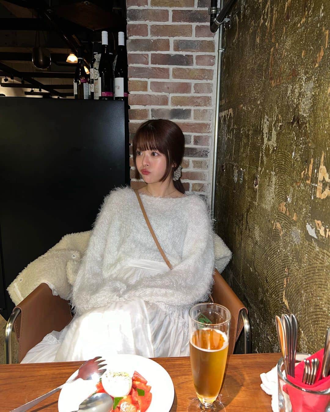 牛江桃子（ももち）さんのインスタグラム写真 - (牛江桃子（ももち）Instagram)「🥛🤍 ⁡ 冬の夜デートは､ふわふわ白ニットに限る､､🧶♡ (ふわふわな全女子isかわいい最高) ⁡ @lilambition_official のふわふわ白スカート､夏のアイテムだけど秋もめっちゃ履いてる🐏(タイツ履いて冬も履く⛄♡笑) ⁡」10月23日 20時49分 - momochi.661
