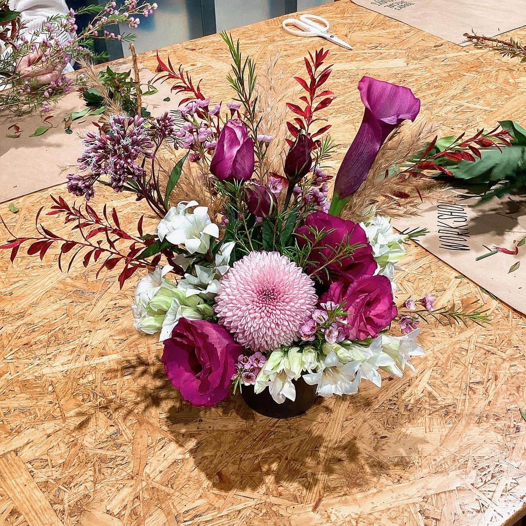 TODAY'S SPECIALさんのインスタグラム写真 - (TODAY'S SPECIALInstagram)「〈WORKSHOP-Ebisu〉 本日恵比寿店ではフラワーコーディネーターの山本文さんを講師にお迎えし、秋のお花のアレンジメントワークショップを開催いたしました。  リンドウやトルコ桔梗、フジバカマ、パンパスといった秋のお花を中心に8種の花材を使って作りこんでいきます。  長いリンドウを小分けにしたり、自分の好きなお花の顔を活かすように配置を決めたり、飾るところをイメージしながら、それぞれ自由にアレンジしました。  色々な質感を持つお花たちが集まって、素敵な秋のアレンジメントが出来上がりました。  #todaysspecial#トゥデイズスペシャル#EBISU#恵比寿ガーデンプレイス#ts_report#アレンジメント」10月23日 20時46分 - cibone_ts