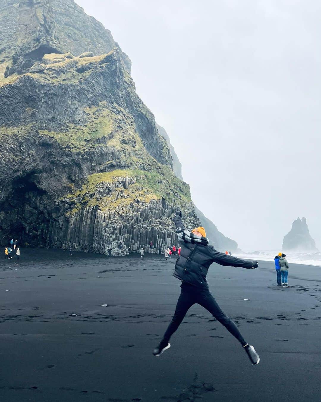 ローラ・ゼンのインスタグラム：「which way does the wind blow in Reykjavik?   “in your f*ing face”」