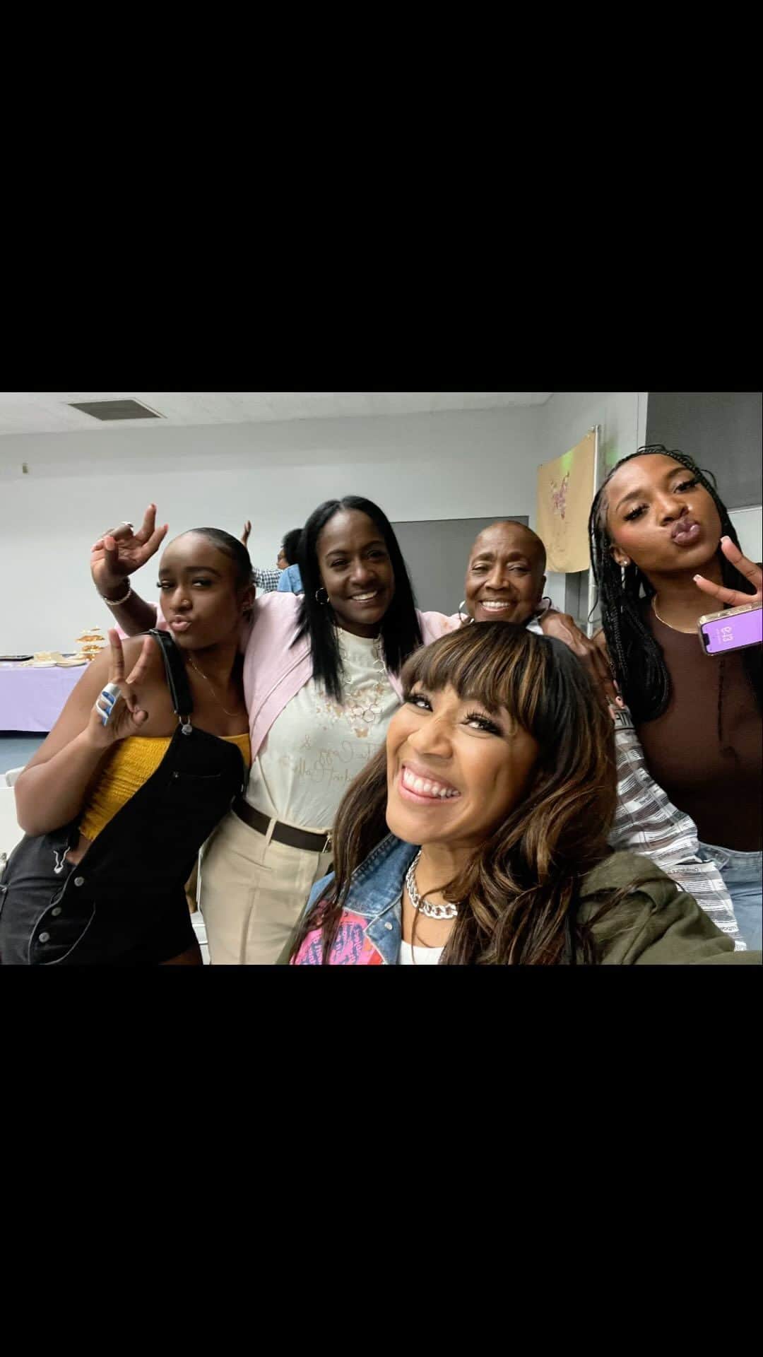 エリカ・キャンベルのインスタグラム：「Omg!!! My girl and my beautiful friends for over 40 years  @ilyani89 friend happy birthday and I'm so very proud of you! Honey The Cozy and Confident Collective was AMAZING!!!! @premiernurse @dresej @lynn_esmith @nikki.blikewhaaat @iamtinacampbell @theegoogoo  and so many more beautiful women that I’ve known and loved for many years were in the room! It was refreshing after a busy week of work!!」