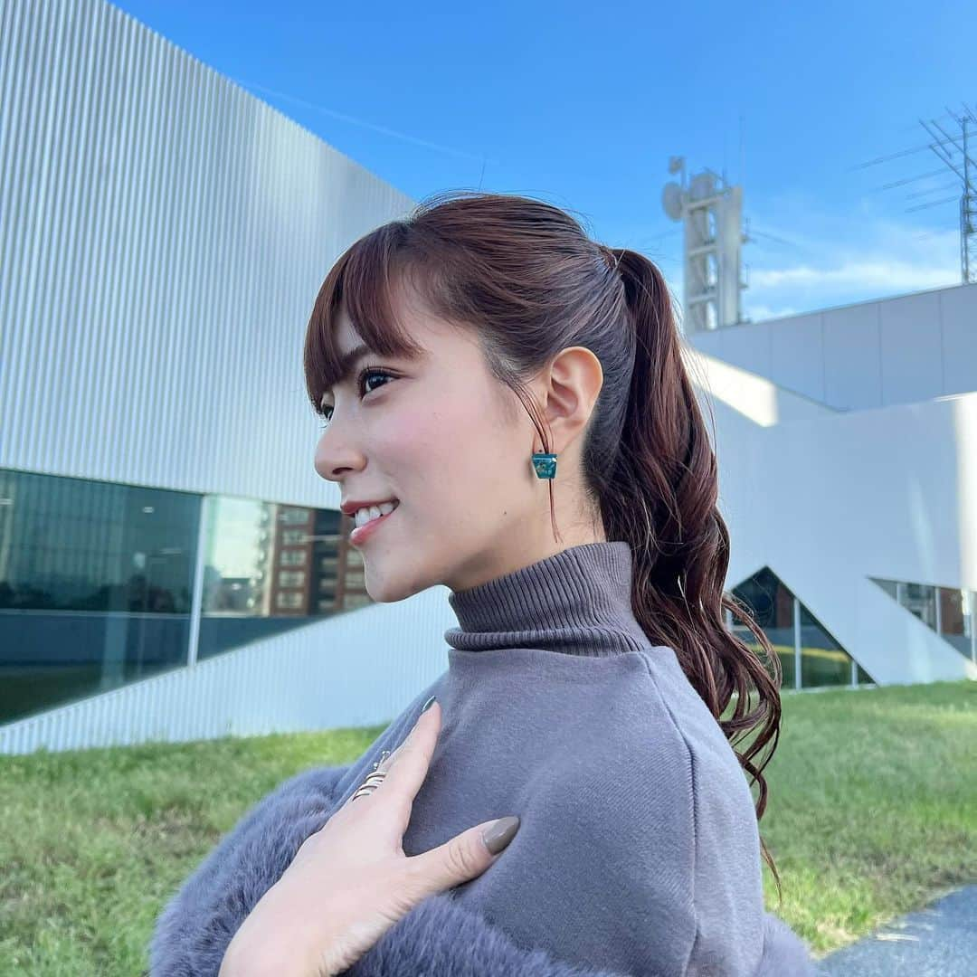 三谷紬さんのインスタグラム写真 - (三谷紬Instagram)「☁️♡ ハイネック好きだけど 顔の形的にあまり得意ではない…と思っていたのですが ポニーテールすれば可愛く着られるかも、と思いました‼︎ 色が綺麗なピアスも映えますよね🫰 * #ootd#ootn#outfit#todaysoutfit#今日のコーデ#ハイネック#highneck#ニット#knit#ポニーテール#ponytail#ピアス#pierce#石#テレビ朝日#アナウンサー#三谷紬」10月23日 20時56分 - mitani_tsumugi