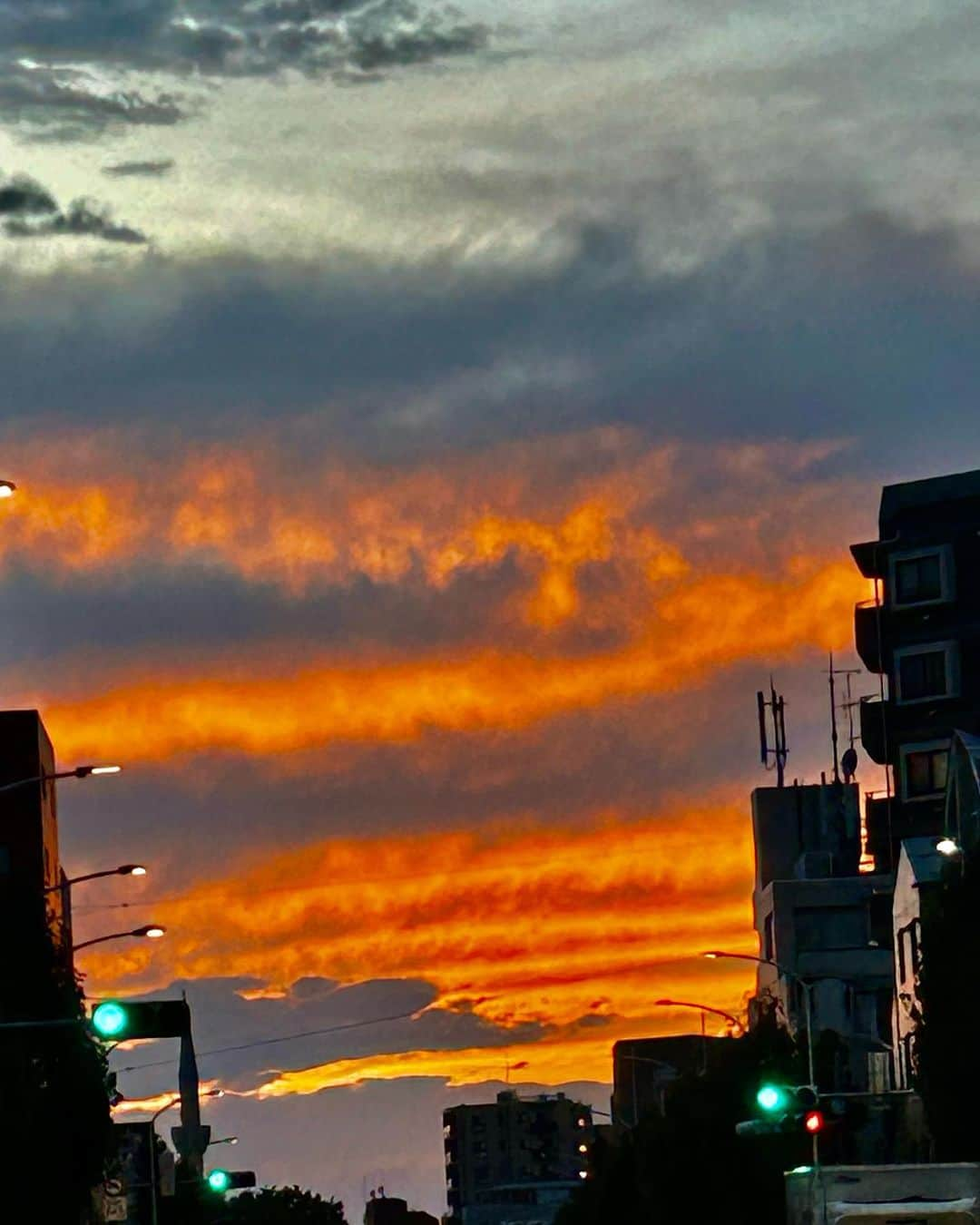 土屋眞弓のインスタグラム：「西の空 夕焼け好きだわ❤️」