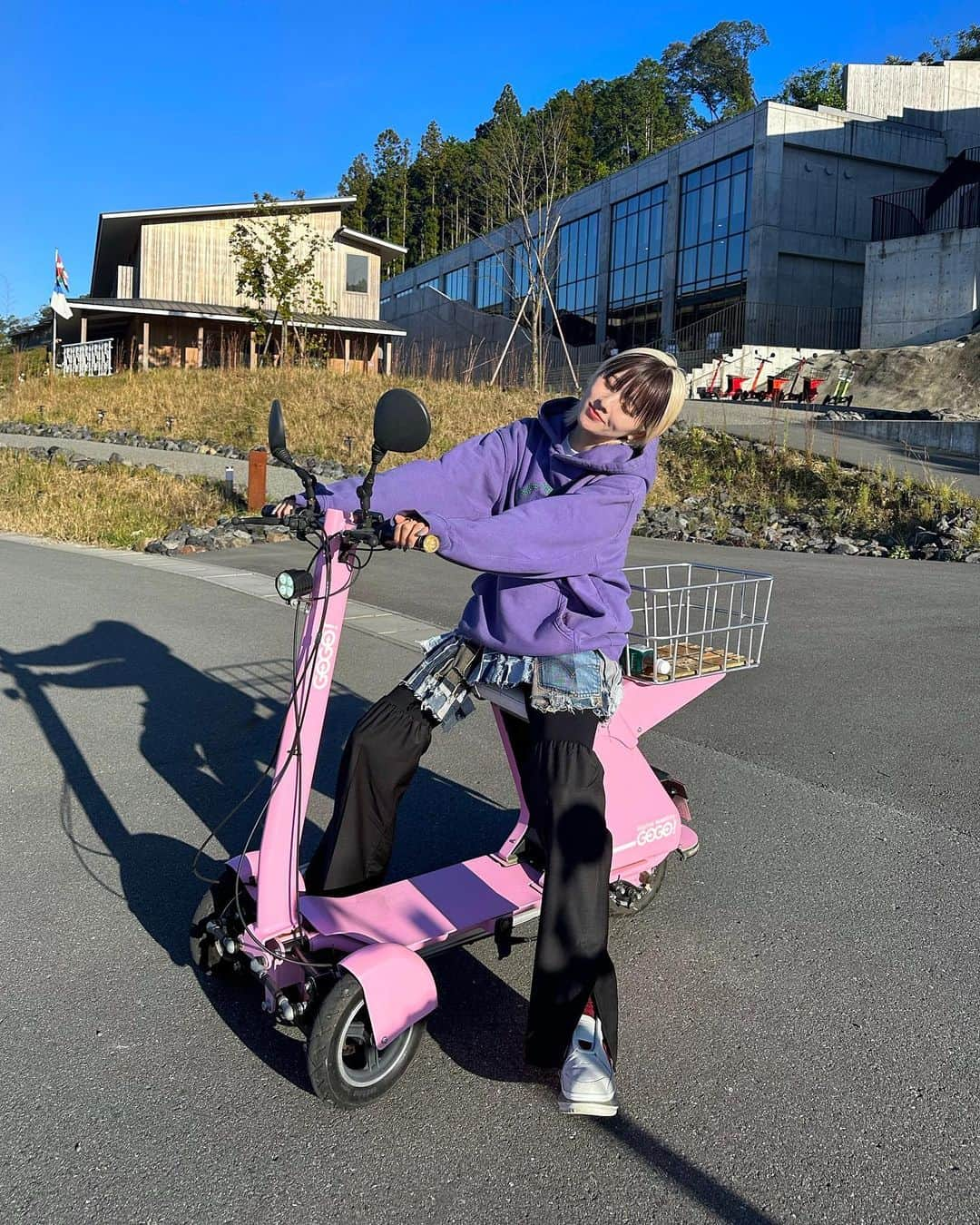 坂美来乃のインスタグラム：「俺の愛車ちゃん🛵💨 最後の動画がシュールでお気に入りです🌳」