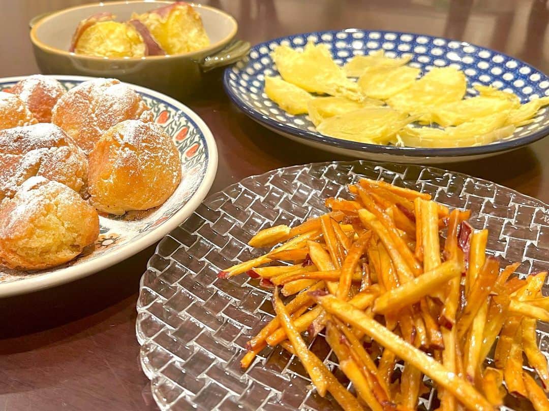 小倉優子のインスタグラム：「収穫したさつまいもで  焼き芋 干し芋 さつまいものドーナツ 芋けんぴを子ども達と作ってみました😊✨  一番人気は、芋けんぴでした💓」