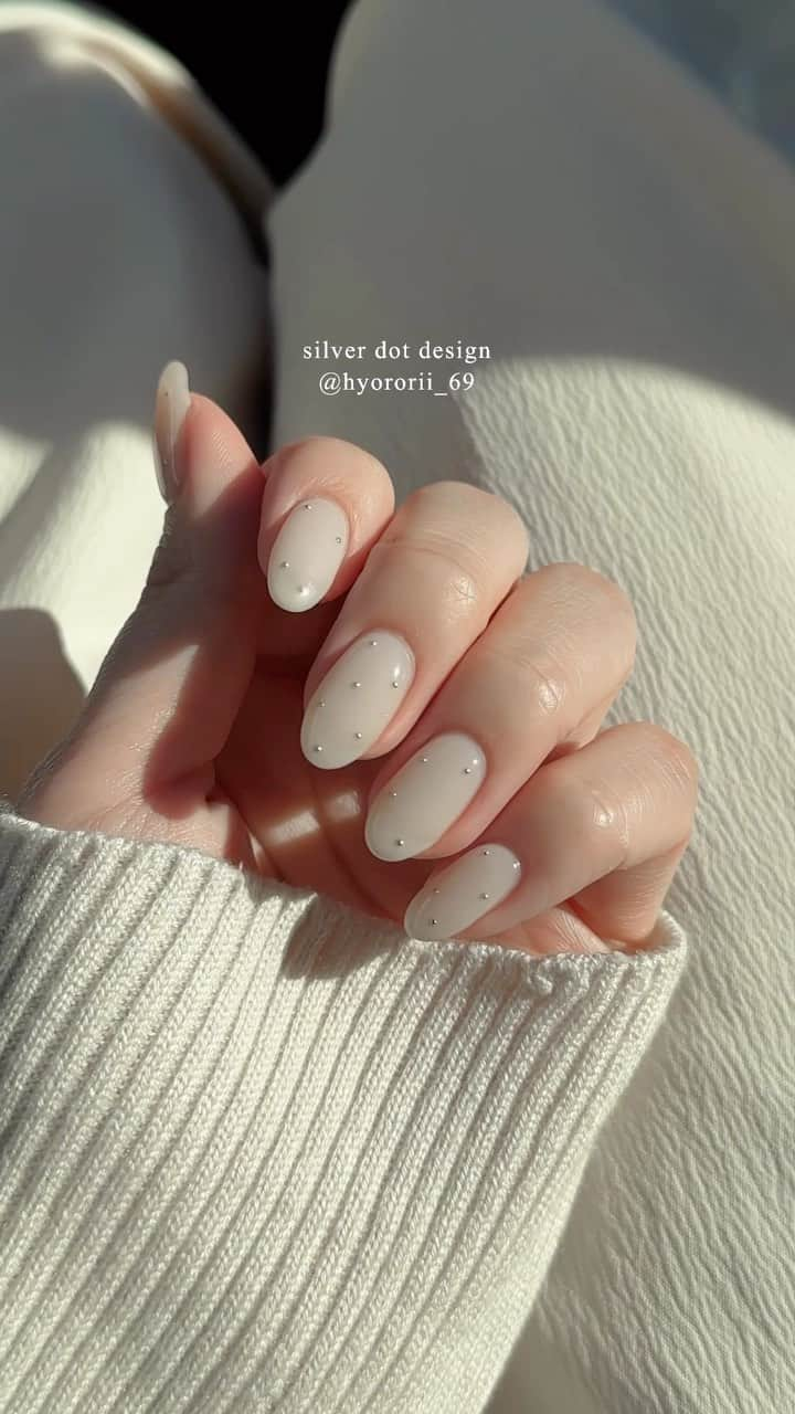 りぃのインスタグラム：「new nails🖱️︎︎乳白色にシルバードットを散りばめて。  前にやったお気に入りのデザインを ゴールドからシルバーに変えてみたら こりゃまた上品な可愛さに なりました…🪿🤍  乳白色はちょこっと 透け感があるのがポイント。 ぜひ保存してやってみて下さいね♡ ㅤㅤㅤㅤㅤㅤㅤㅤㅤㅤㅤㅤㅤ ㅤㅤㅤㅤㅤㅤㅤㅤㅤㅤㅤㅤㅤ ㅤㅤㅤㅤㅤㅤㅤㅤㅤㅤㅤㅤㅤ  #ネイル#シンプルネイル #白ネイル#ドットネイル#ホワイトネイル #オフィスネイル #ワンカラーネイル #ワンカラーネイルデザイン #ネイルデザイン #ジェルネイル#ジェルネイルデザイン#nailart #naildesign #nailstagram #nailsofinstagram #nailsart #nails2inspire #naildesigns  #nailfashion」