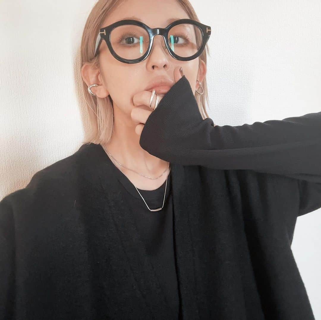 mayumiのインスタグラム：「* 長袖で遊べる季節だからこその… ベ・ス・ト〜🕺 . 脇の開きもゆったりで着丈も勿論長め そして最強、Made in Japan🇯🇵(V6が頭に流れる) . オールブラックもしたかったけど 今日の気分はピンクとメガネでした🤓 . . #ベスト #ベストコーデ #秋コーデ  #めがね #ボブヘア . *」