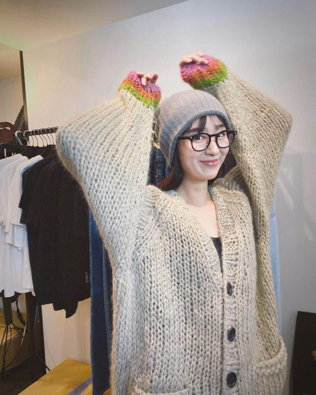 廣岡聖さんのインスタグラム写真 - (廣岡聖Instagram)「可愛すぎるニットとニット帽 @yurichimm  @_littlewave_  special thanks🫶🏻  #fedeli#lestricotsdo#knit#knitcap#fashion#winter#handmade」10月23日 20時51分 - hirooka_hijiri